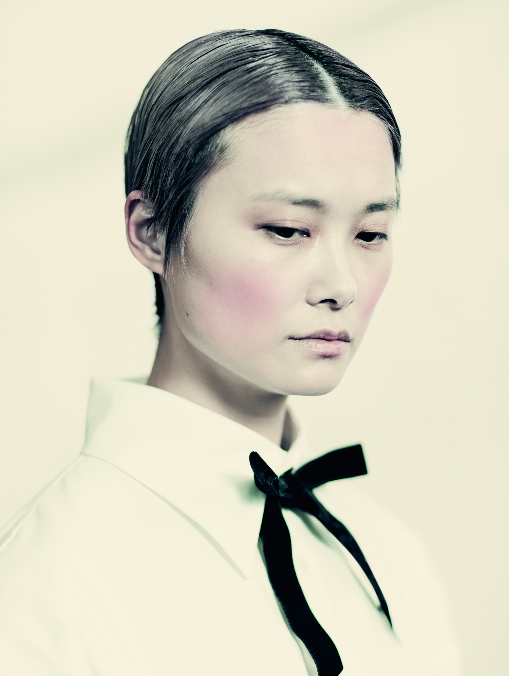 La cantante pop china, Chris Lee bajo la lente del italiano Paolo Roversi. Este año es la primera vez que el calendario combina la fotografía con el cine, ya que se acompaña de un cortometraje