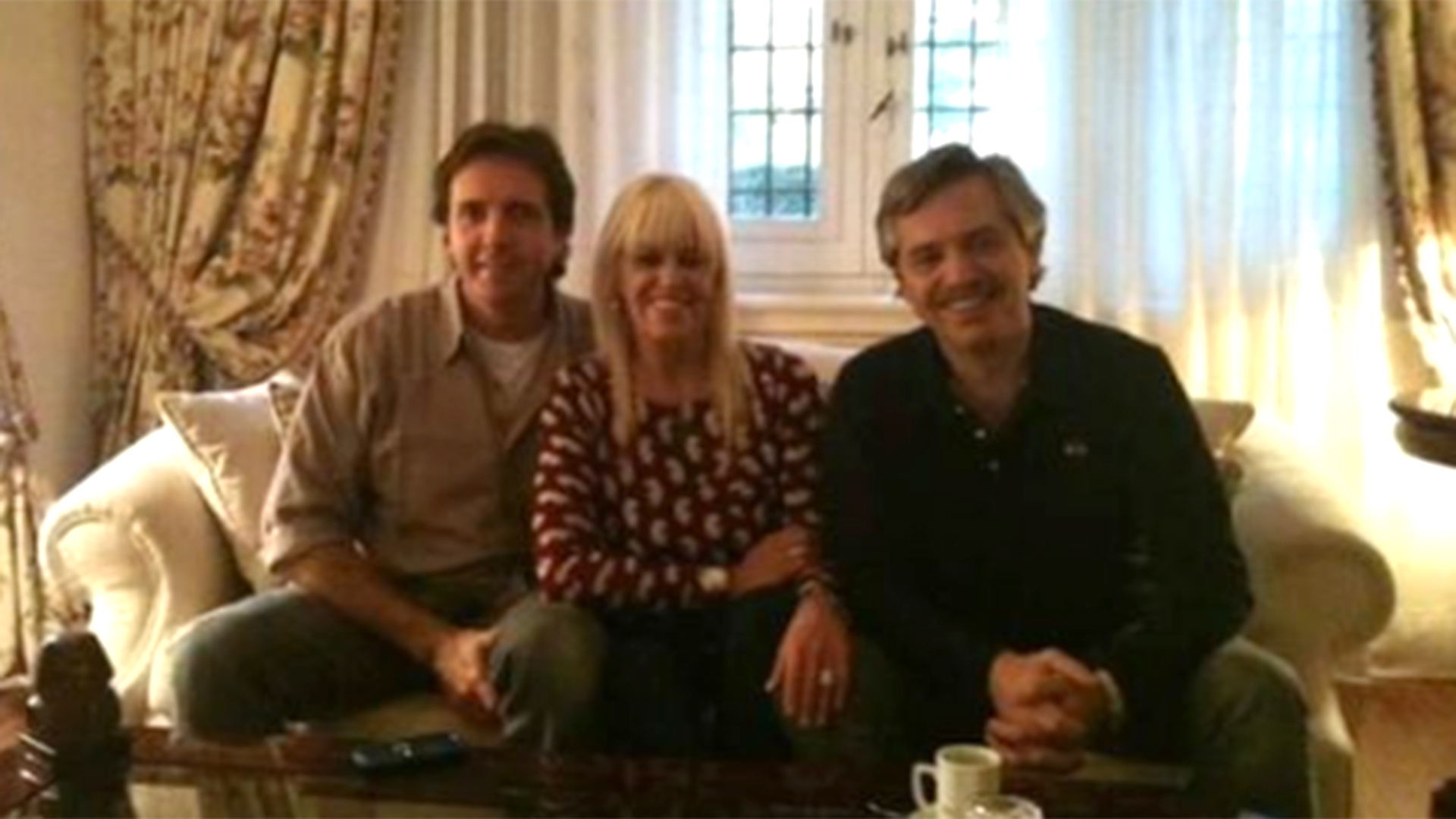 Sus hermanos son Valentina “Piky” Fernández, abogada, cuatro años mayor y Pablo Galíndez, 53 años. Ambos estuvieron en el bunker del Frente de Todos en el barrio de la Chacarita durante la noche del triunfo en las elecciones presidenciales del 27 de octubre pasado