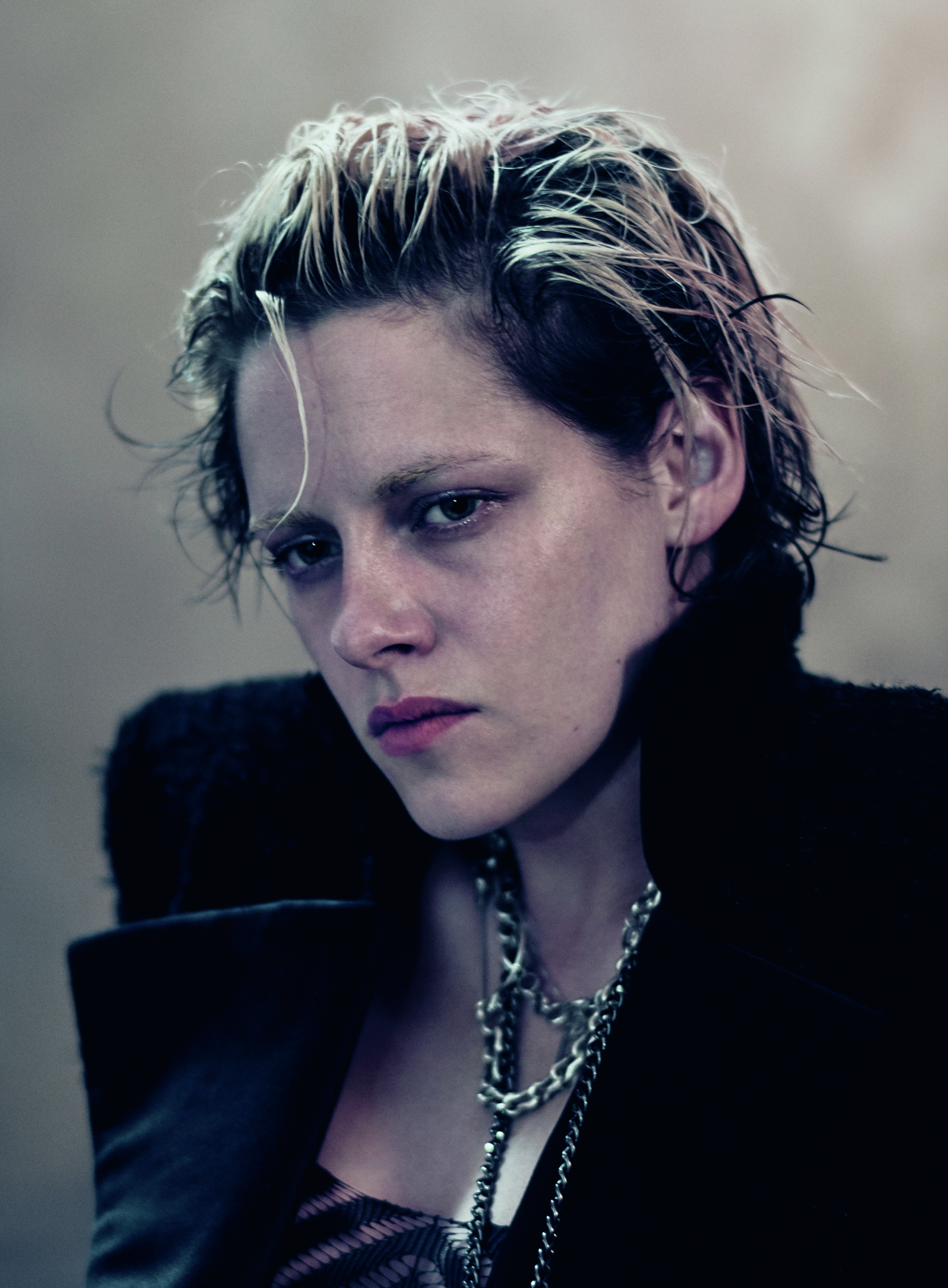 Kristen Stewart, la actriz estadounidense participó de esta nueva edición vestida con un traje de tweed negro y un maquillaje que caracteriza su estilo. Rebelde y rocker