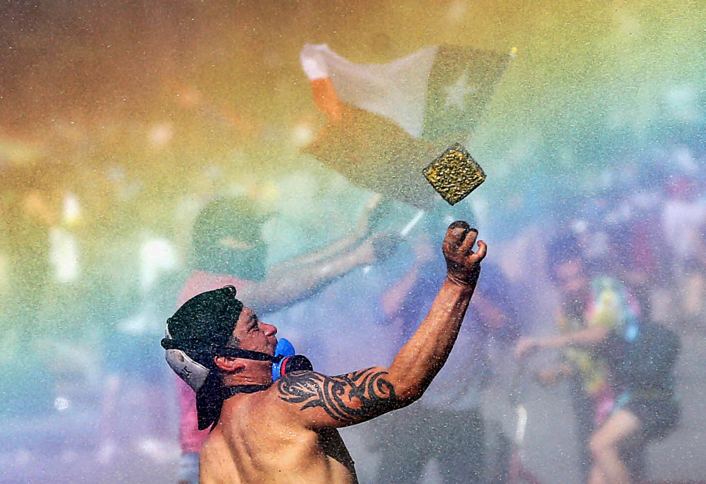 Un arco iris cubre a manifestantes que protestan en Santiago de Chile, el 24 de octubre de 2019 (REUTERS/Ivan Alvarado)