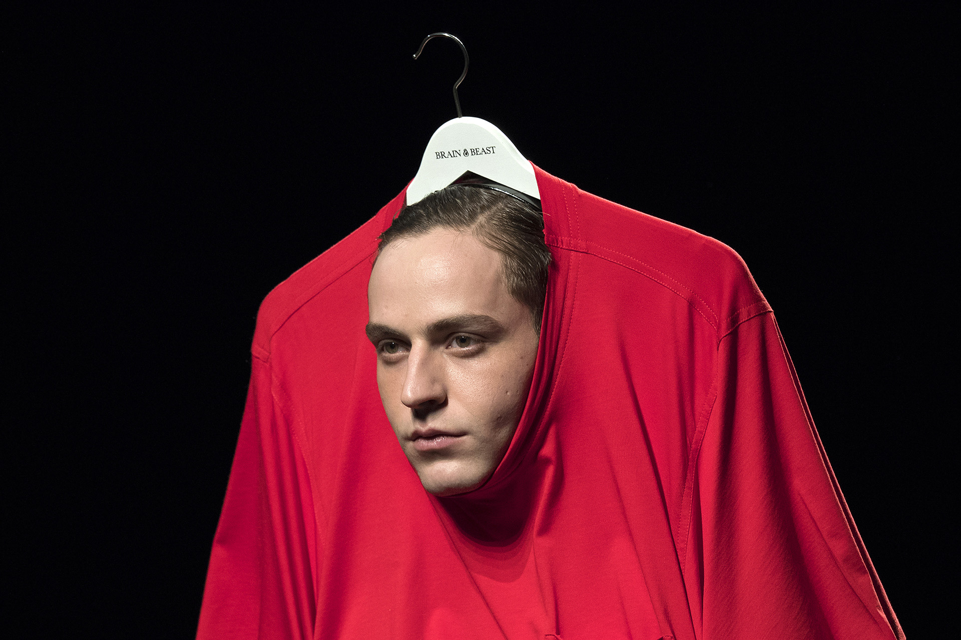 La marca madrileña instalada desde el 2010 impactó en la pasarela con sus pasadas innovadoras. Los modelos lucieron ítems delirantes. Uno de ellos, una campera sobre la percha colocada en la cabeza