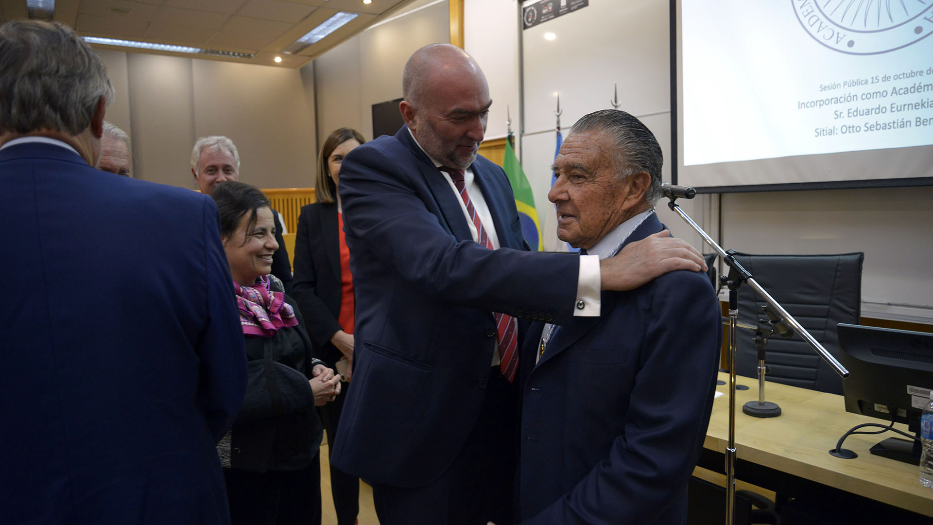 Gustavo Cinosi saluda a Eurnekian al final del evento