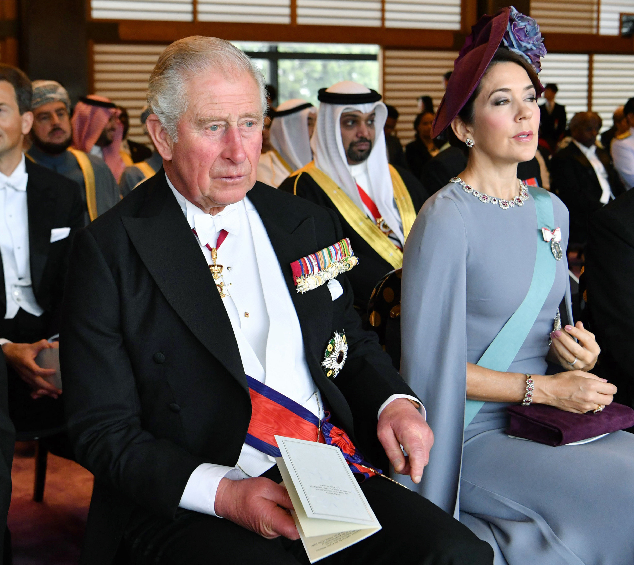 El Príncipe Carlos (izquierda) de Gran Bretaña y la Princesa Heredera María de Dinamarca asisten a la ceremonia de entronización del Emperador Naruhito (AFP)