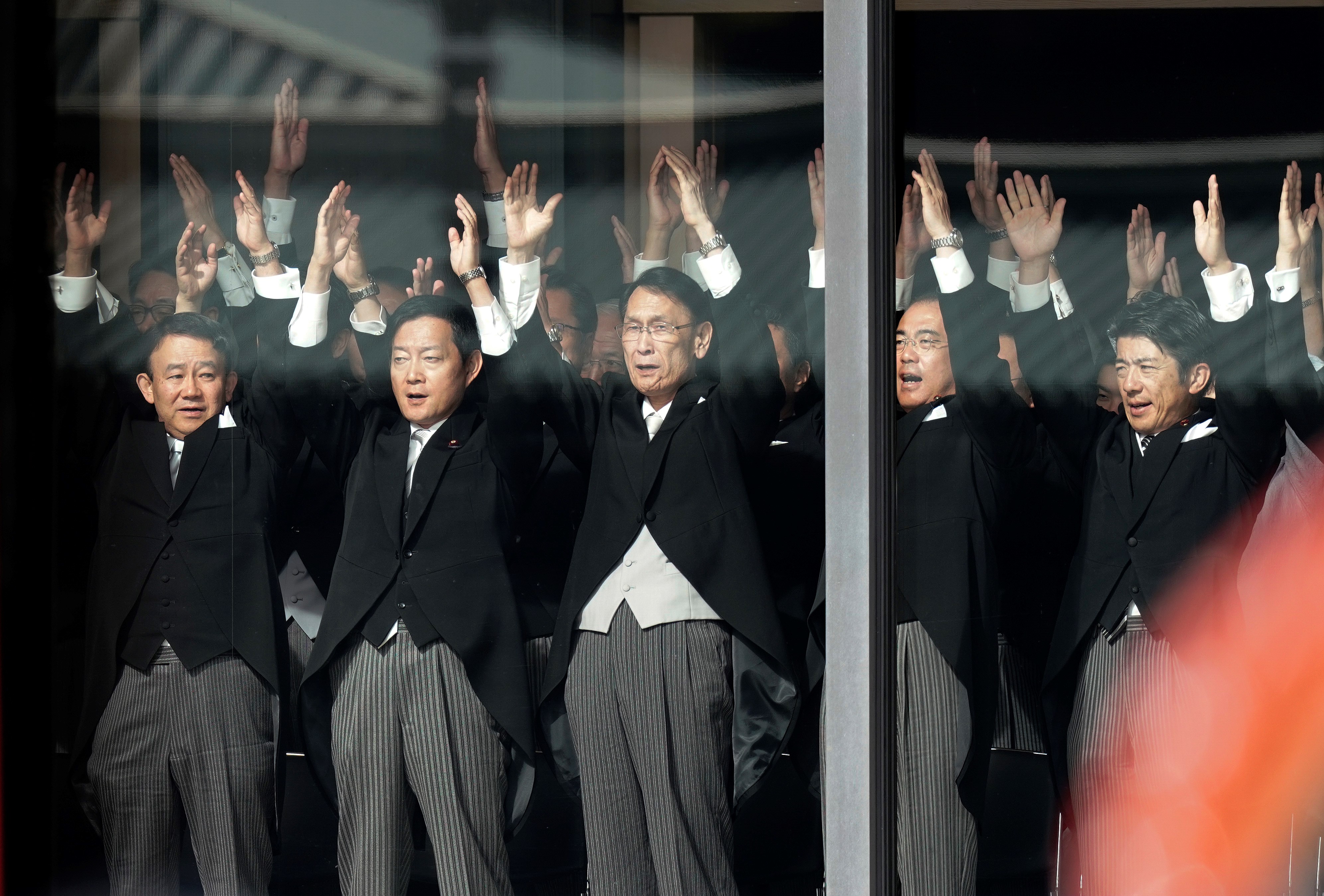  Los funcionarios japoneses gritan "Banzai" por el emperador Naruhito y la emperatriz Masako durante la ceremonia de entronización (AFP) 