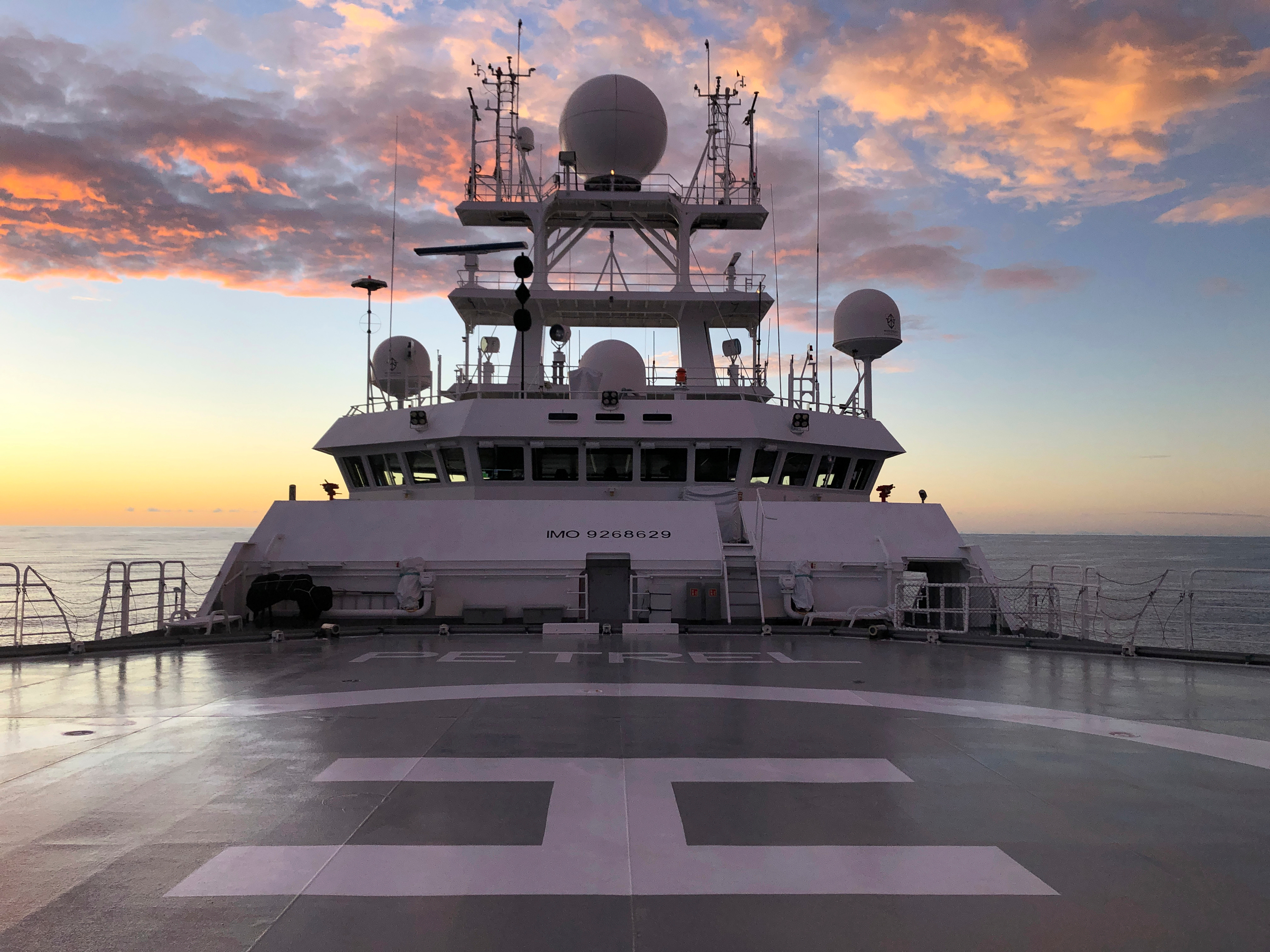 El buque de investigación Petrel (AP)