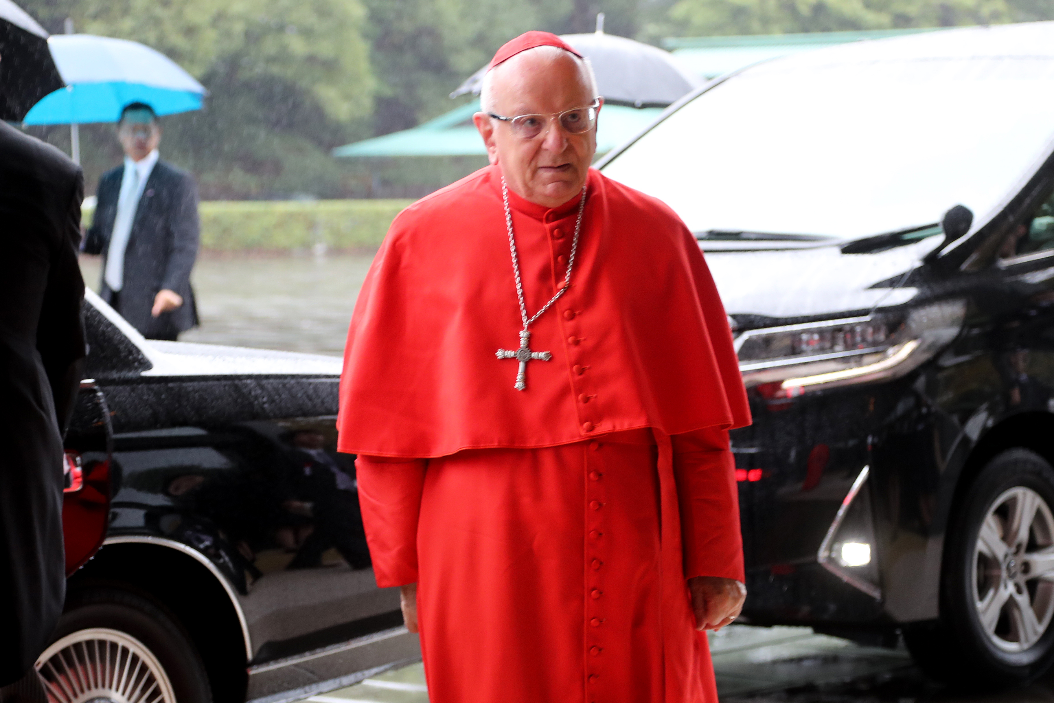  El cardenal del Vaticano Francesco Monterisi llega al Palacio Imperial para asistir a la ceremonia de proclamación de la ascensión del emperador japonés Naruhito al trono (AFP) 
