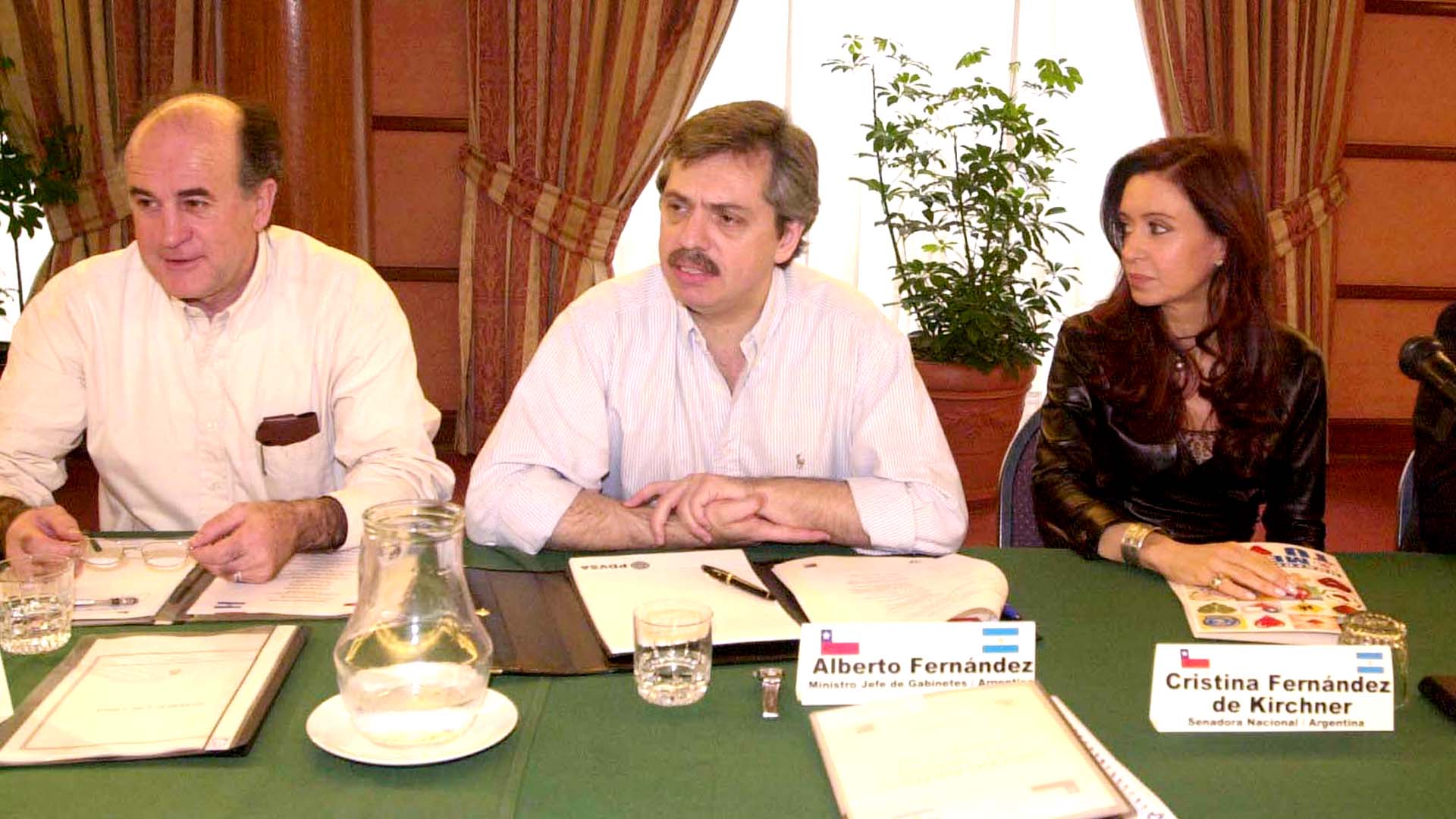 En 2004, con el entonces secretario general de la Presidencia Oscar Parrilli, la senadora Cristina Kirchner y el secretario Legal y Técnico Carlos Zannini, en el marco del diálogo político entre Chile y Argentina.