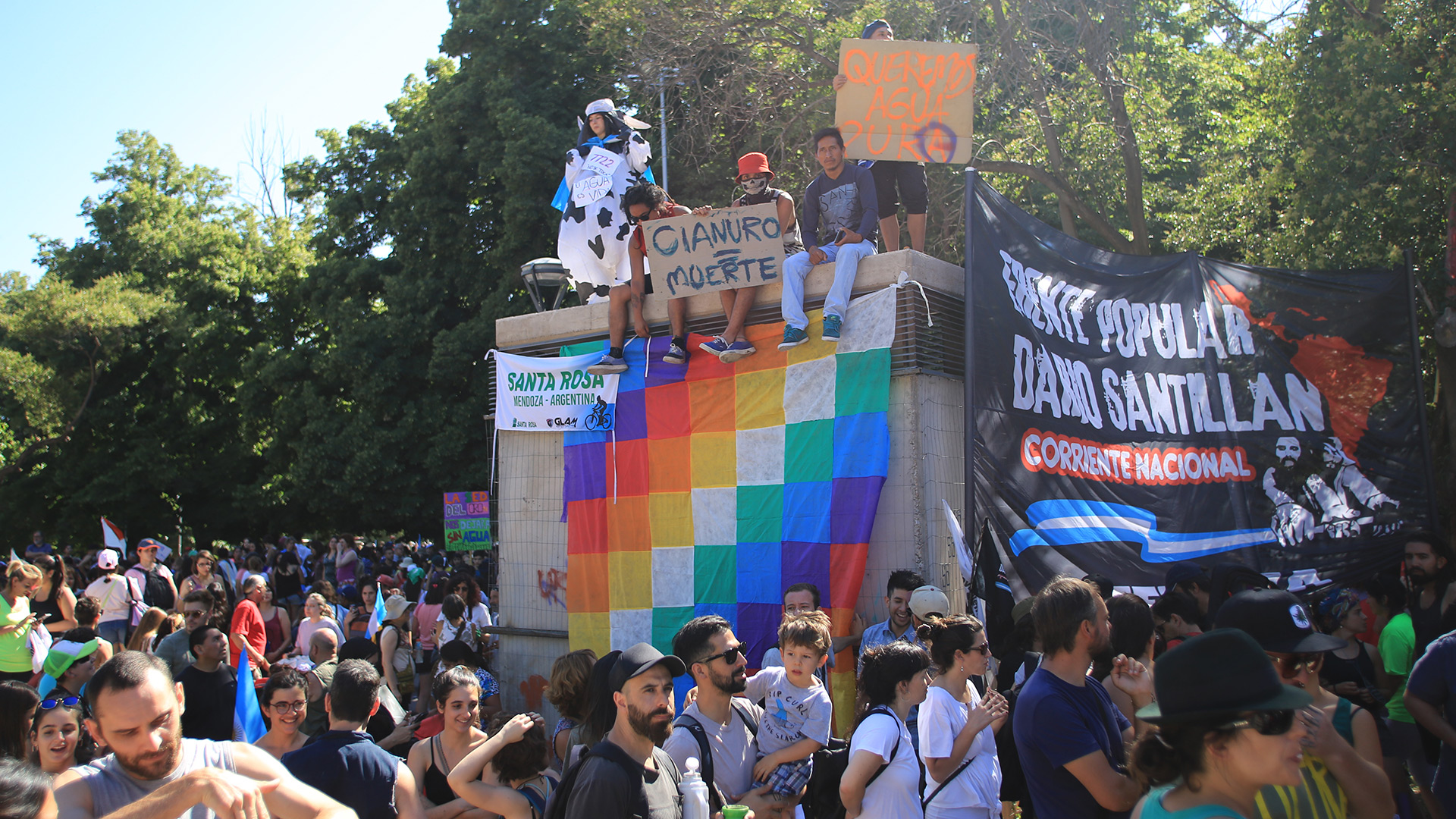 Greenpeace sostuvo que “la modificación a la Ley 7.722 permite el uso de mercurio, ácido sulfúrico, cianuro y tóxicos en el desarrollo de la megaminería, lo que generará la contaminación del agua de la provincia”.