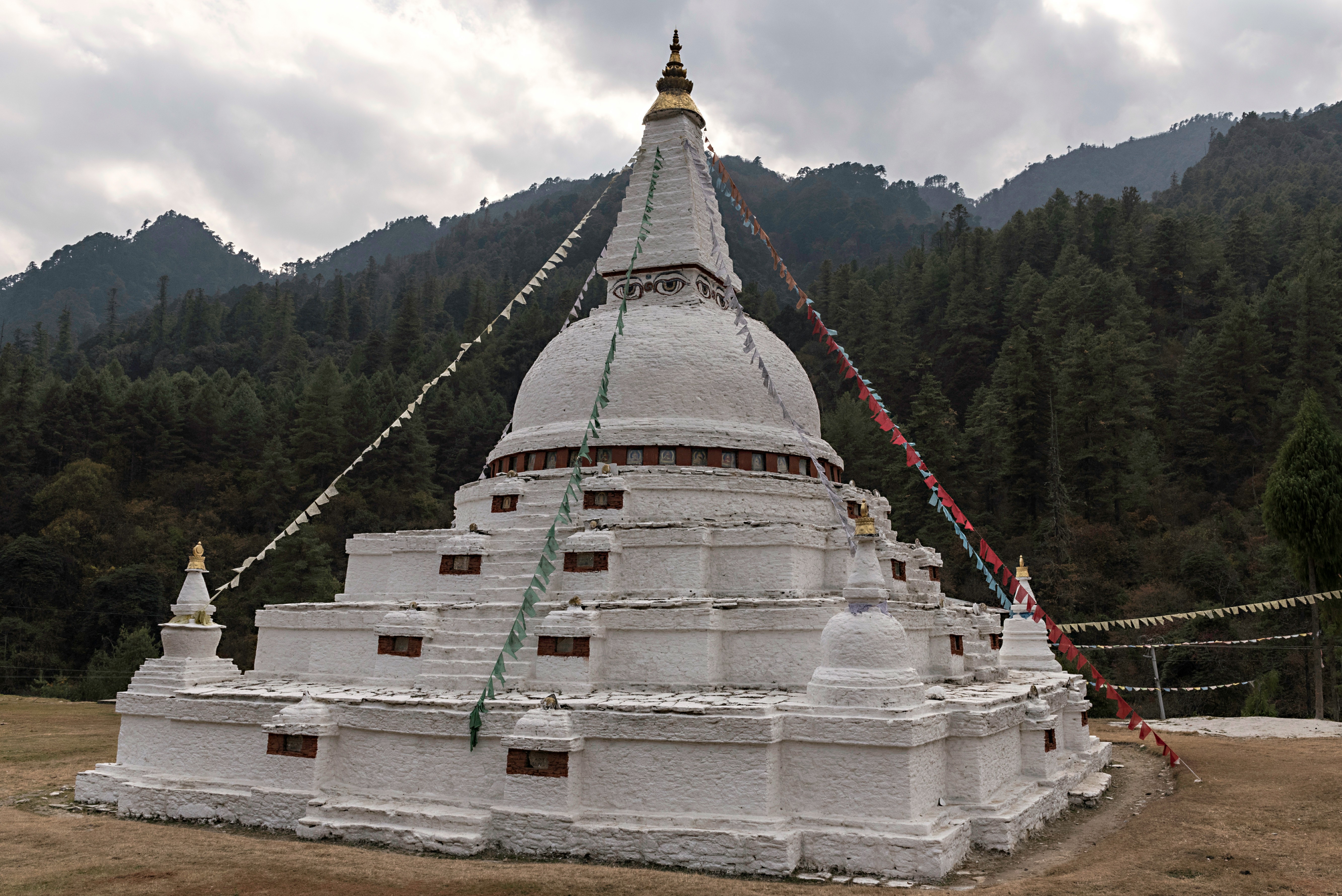 El Chendebji Chorten es una de las dos únicas estupas en Bután con los ojos pintados en los cuatro puntos cardinales