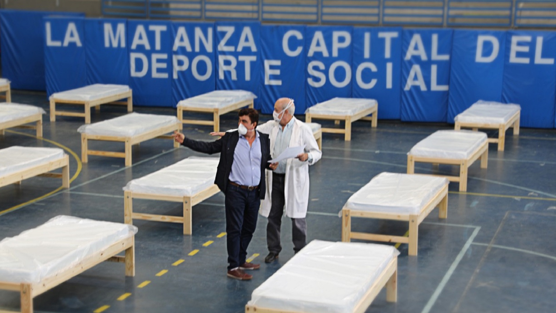 Fernando Espinoza revisa uno de los establecimientos donde se instalaron algunas de las 4.000 camas hospitalarias extras, en modo de preparación ante un posible pico de contagios