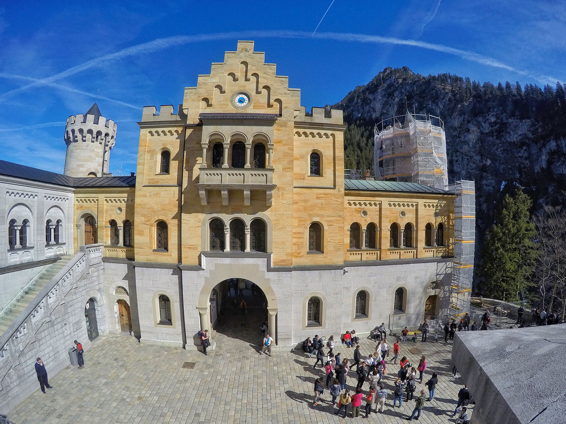 Abierto al público desde 1886, tan solo unas semanas después de la muerte del rey, el castillo recibe en la actualidad cerca de 10.000 visitantes al día en temporada alta, llegando a conseguir más de 1.4 millones de visitantes al año