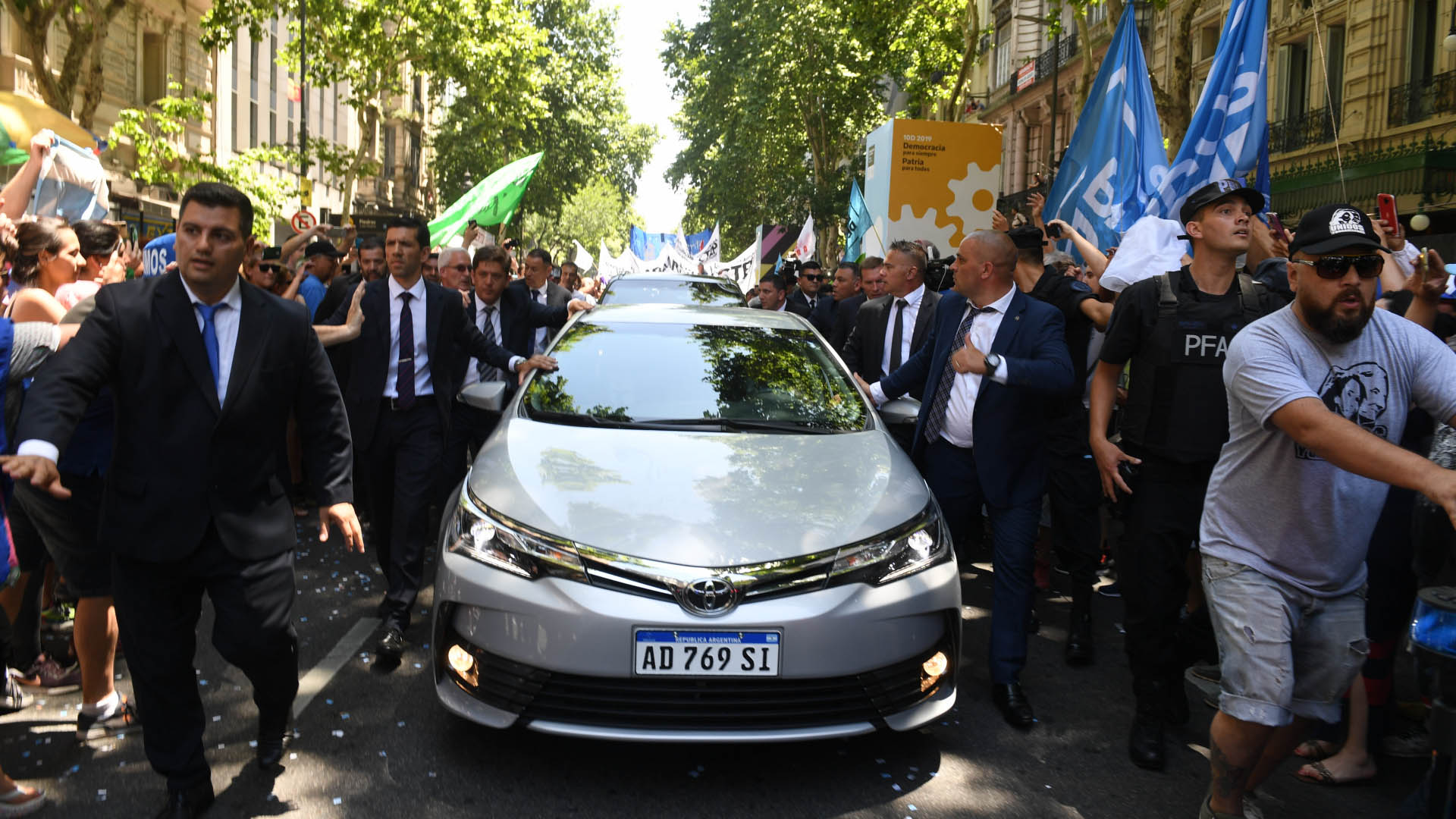 Su escolta persona y efectivos de la Policía Federal Argentina custodiaron el ingreso del flamante presidente a la Casa Rosada