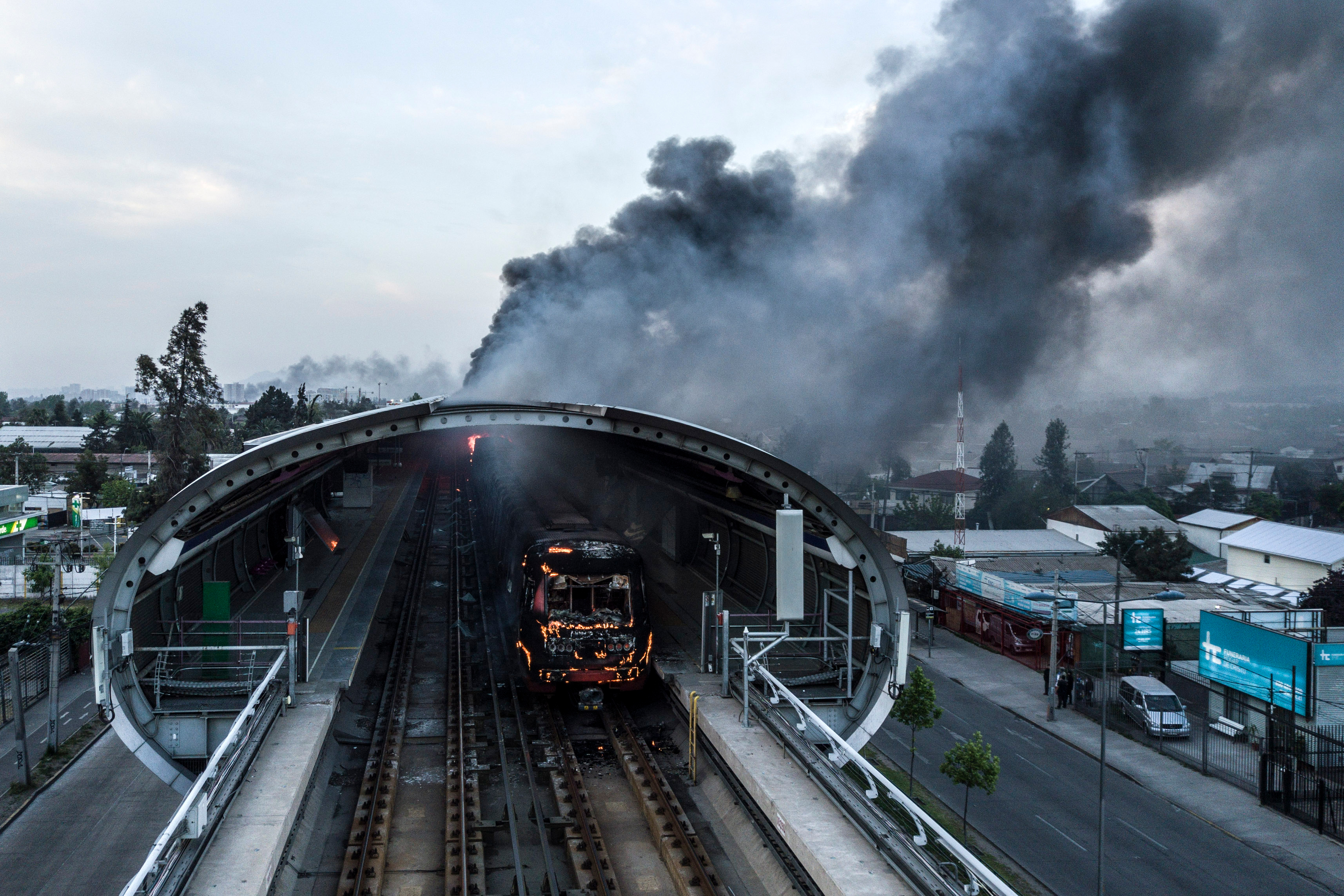 REVUELTA EN CHILE, ASI QUEDÓ EL METRO DE SANTIAGO SFRUXG62TZHEDBRADDTJYGZ6E4