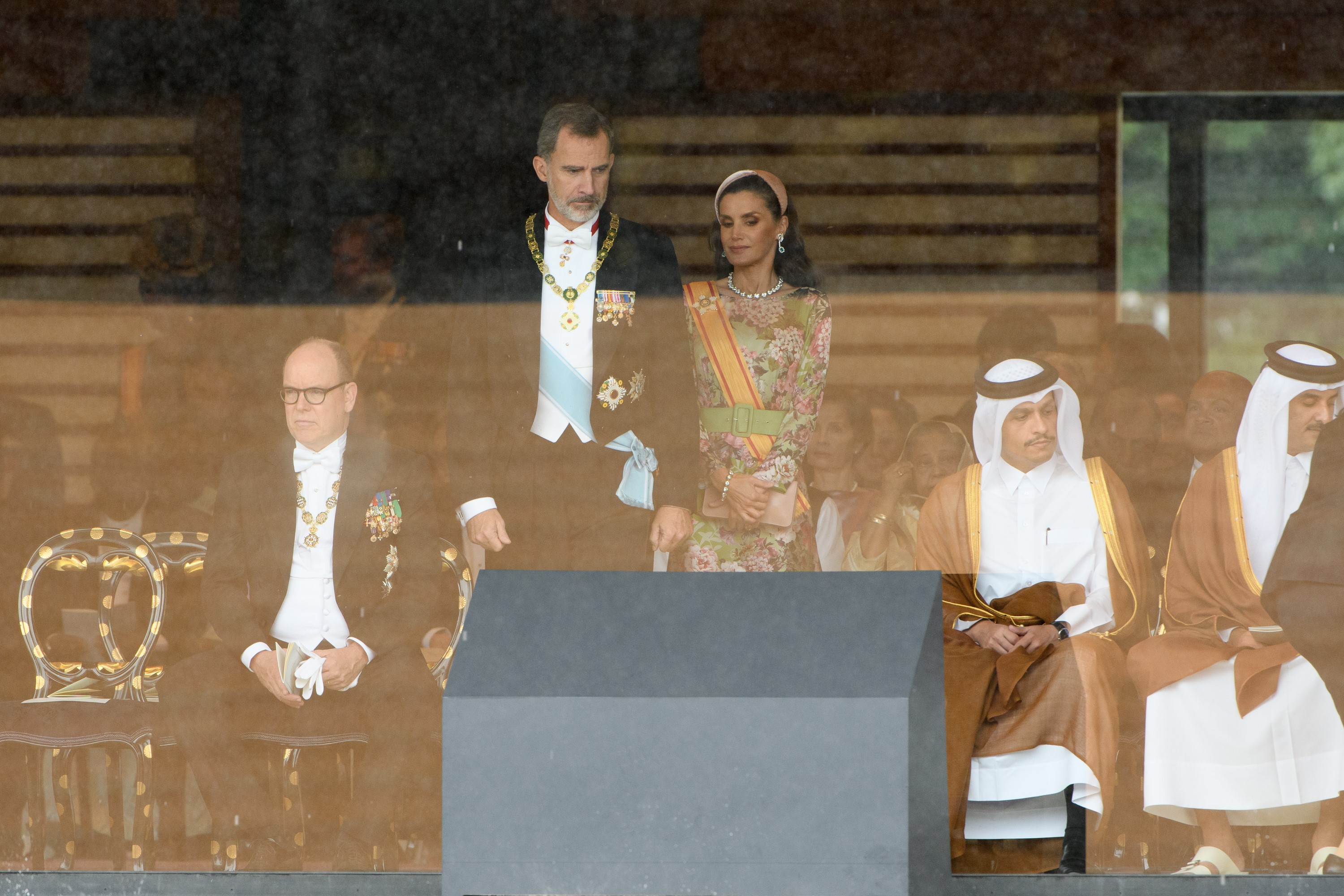 El rey Felipe VI (centro, a la izquierda) de España y la reina Letizia asisten a la ceremonia de entronización (AFP)