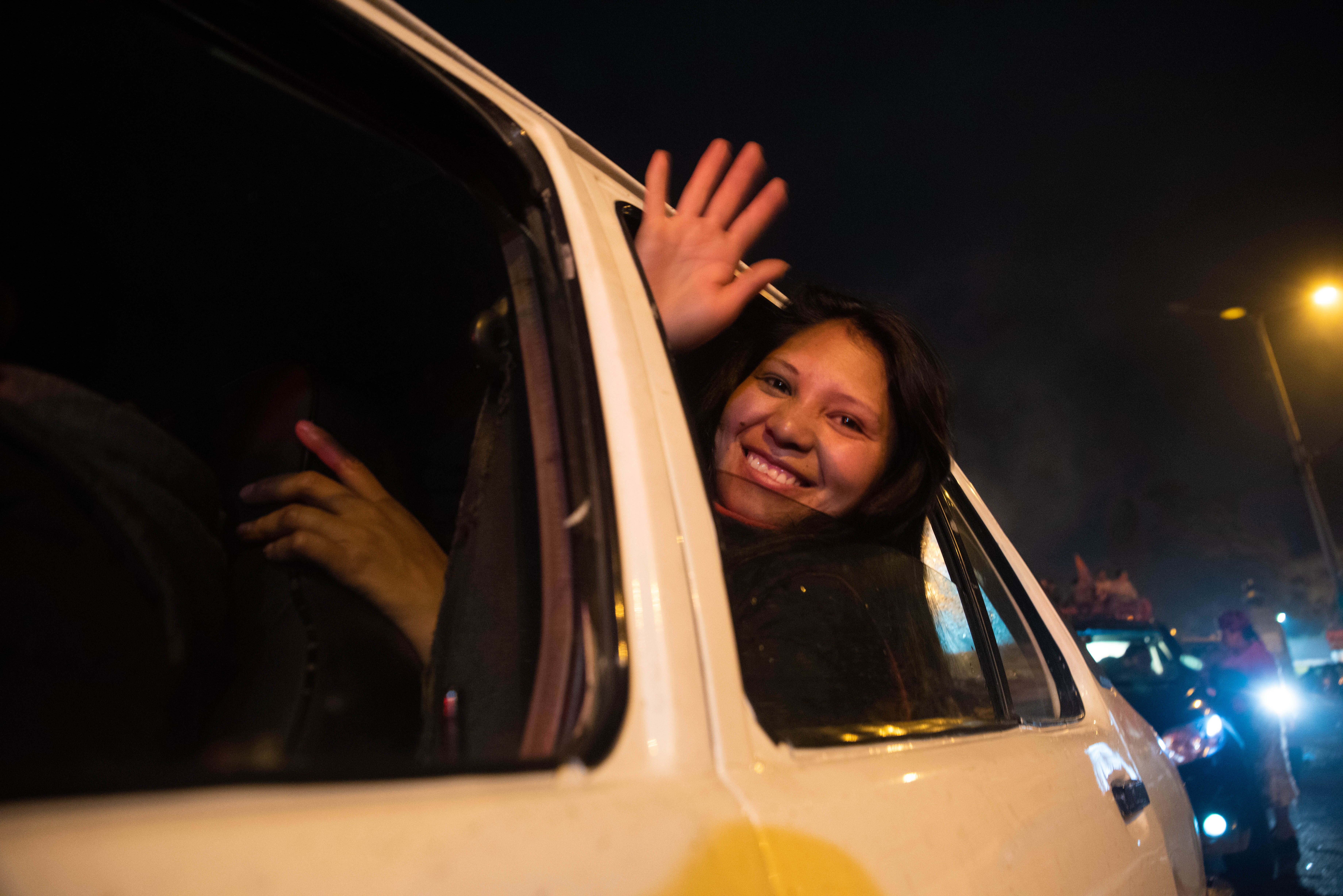 En el norte de Quito, caravanas de automóviles avanzaban en medio de un ensordecedor y constante sonar del claxon que rompió el tenso silencio de las últimas horas,