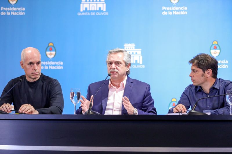 Alberto Fernández anuncia las primeras medidas de restricción del contacto social por la pandemia, acompañado por el gobernador de la provincia de Buenos Aires, Axel Kicillof, y el jefe de Gobierno de la Ciudad, Horacio Rodríguez Larreta. Este último, líder de la coalición opositora.