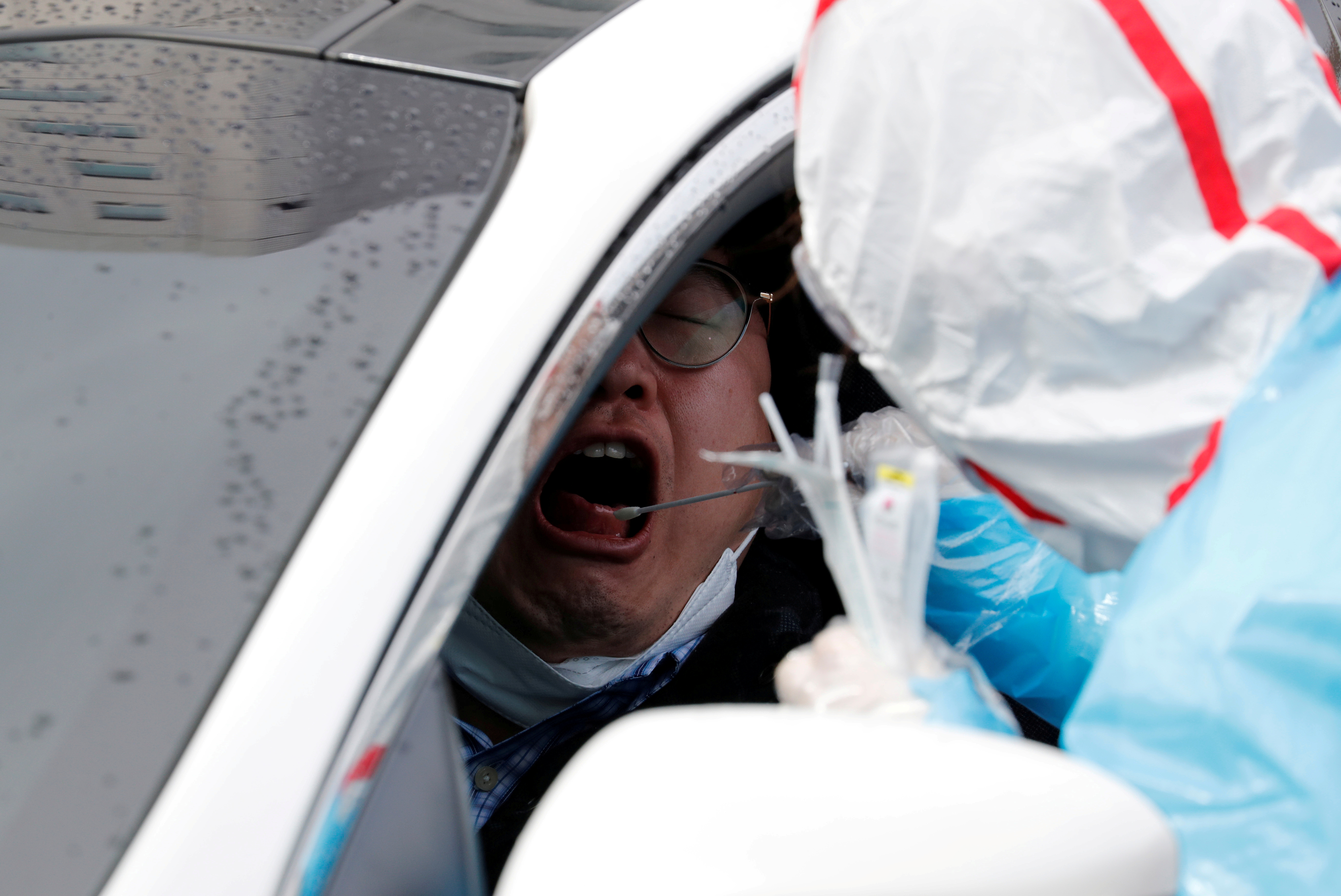 Los profesionales toman las muestras gratuitas a los conductores sin que estos deban dejar sus vehículos (Reuters/ Kim Kyung-Hoon/ File Photo)