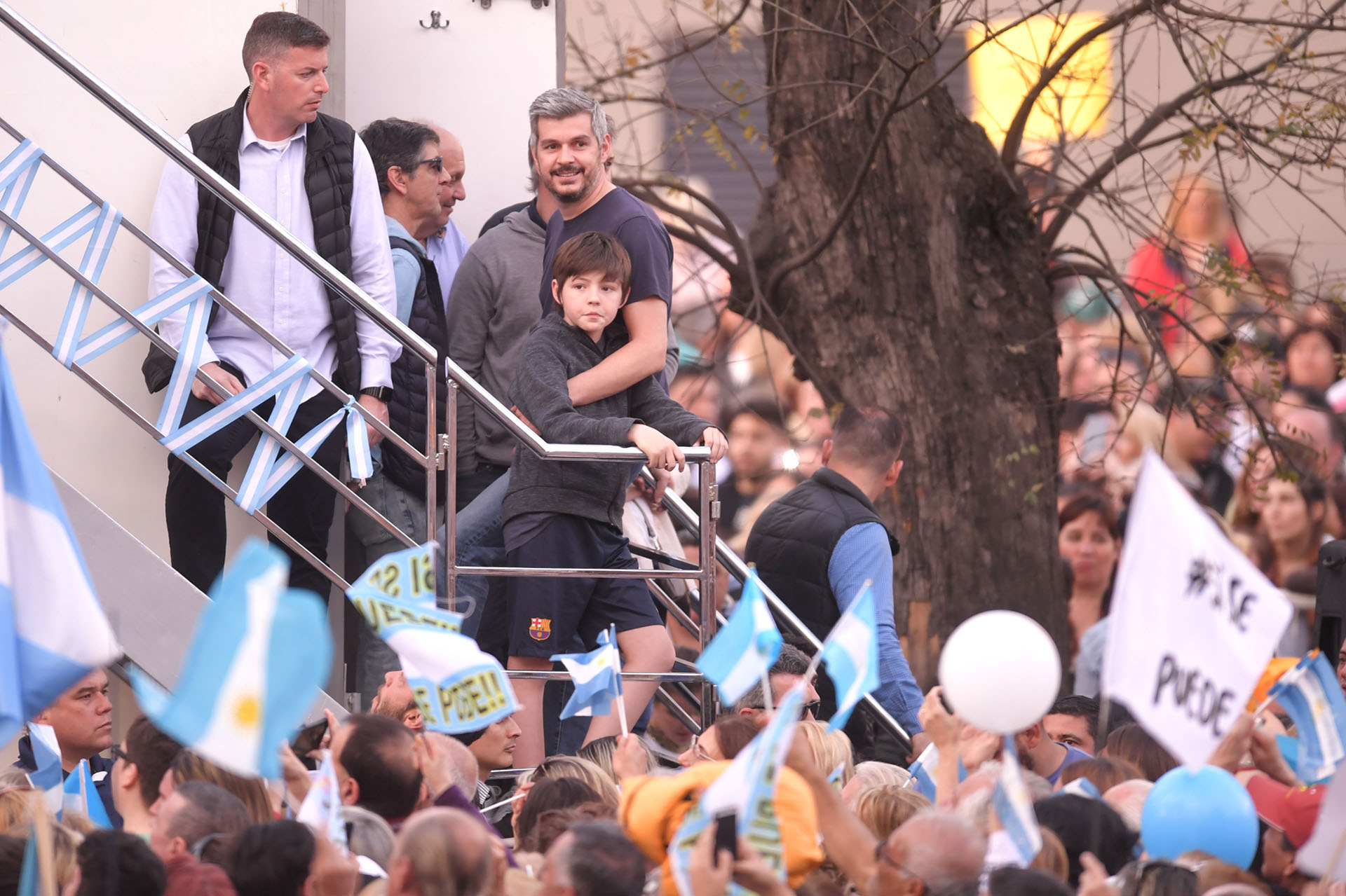 Marcos Peña, junto a su hijo (Télam)