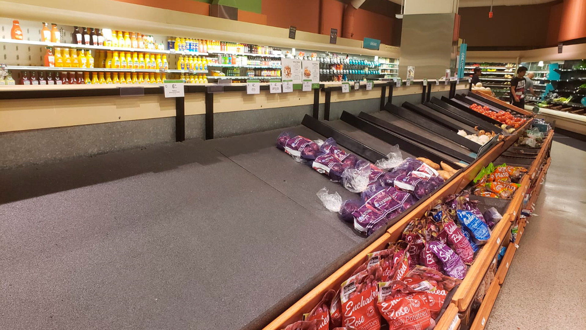 La gente salió masivamente a abastecerse de alimentos y productos para permanecer en sus hogares, por lo que en algunos mercados empiezan a escasear ciertas cosas. (Foto: Infobae)