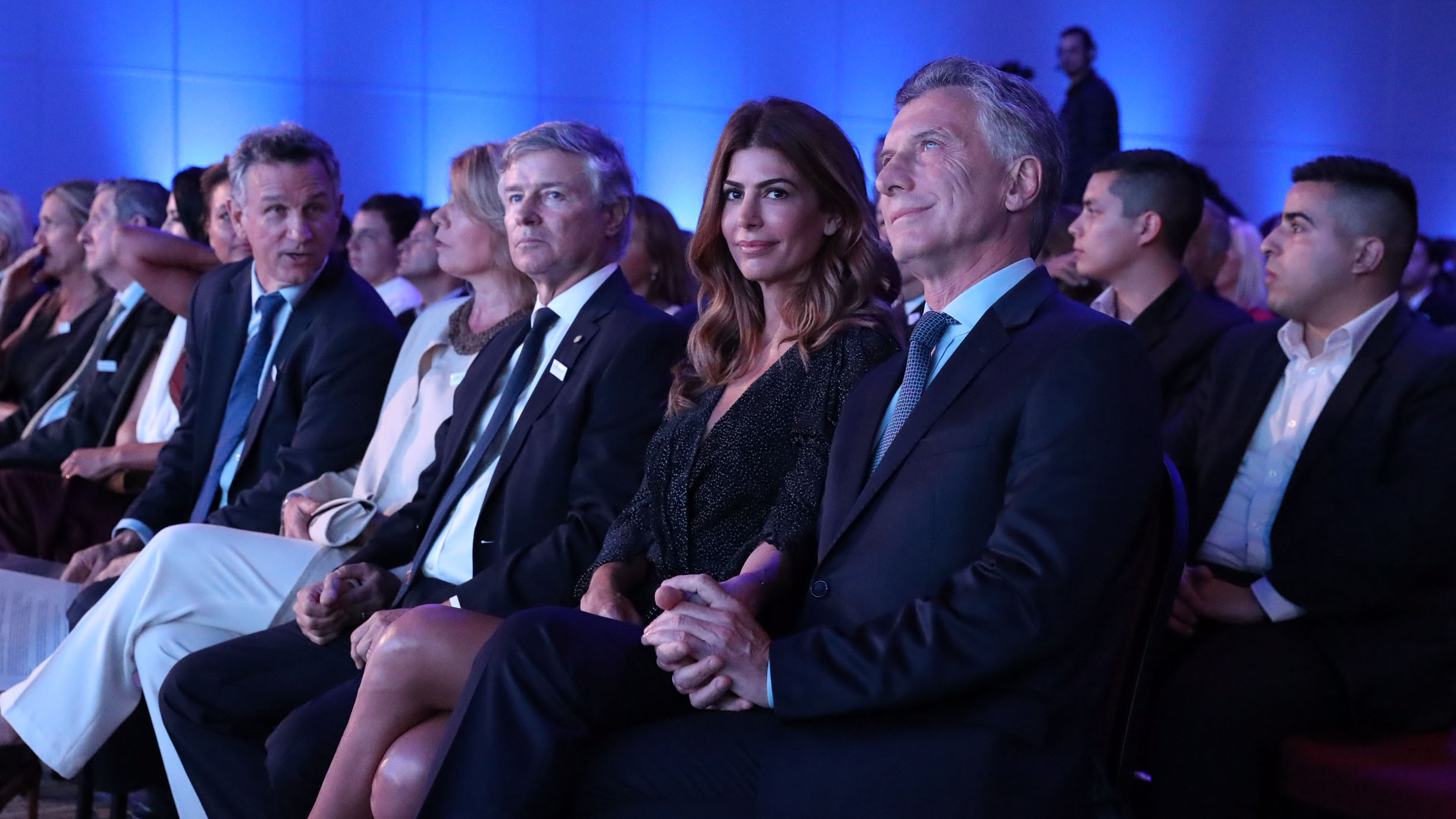 El presidente Mauricio Macri y su mujer, Juliana Awada, junto a Julio Cesar Saguier, presidente de S.A. La Nación, y Fernán Saguier, subdirector