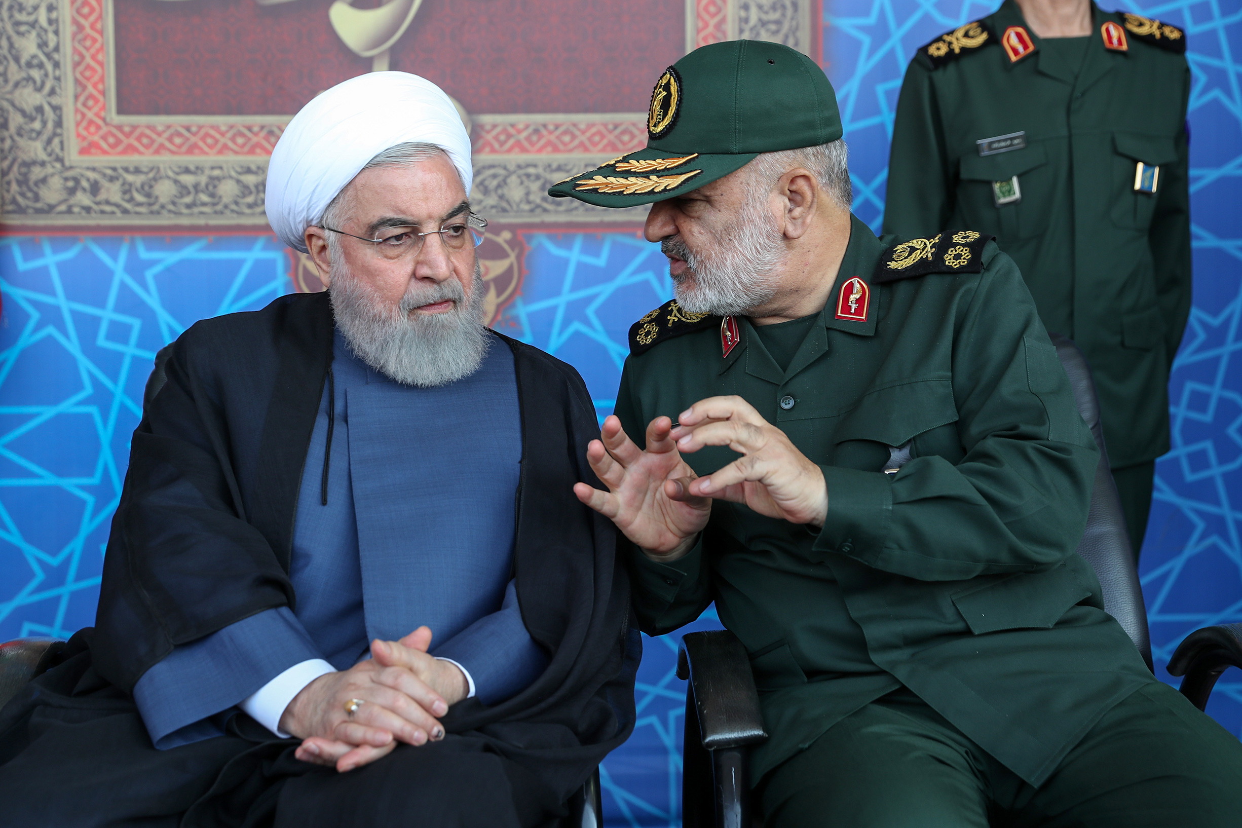 El presidente iraní Hasan Rohani junto al comandante mayor General Hossein Salami. Foto de Archivo (Photo by - / Iranian Presidency / AFP)