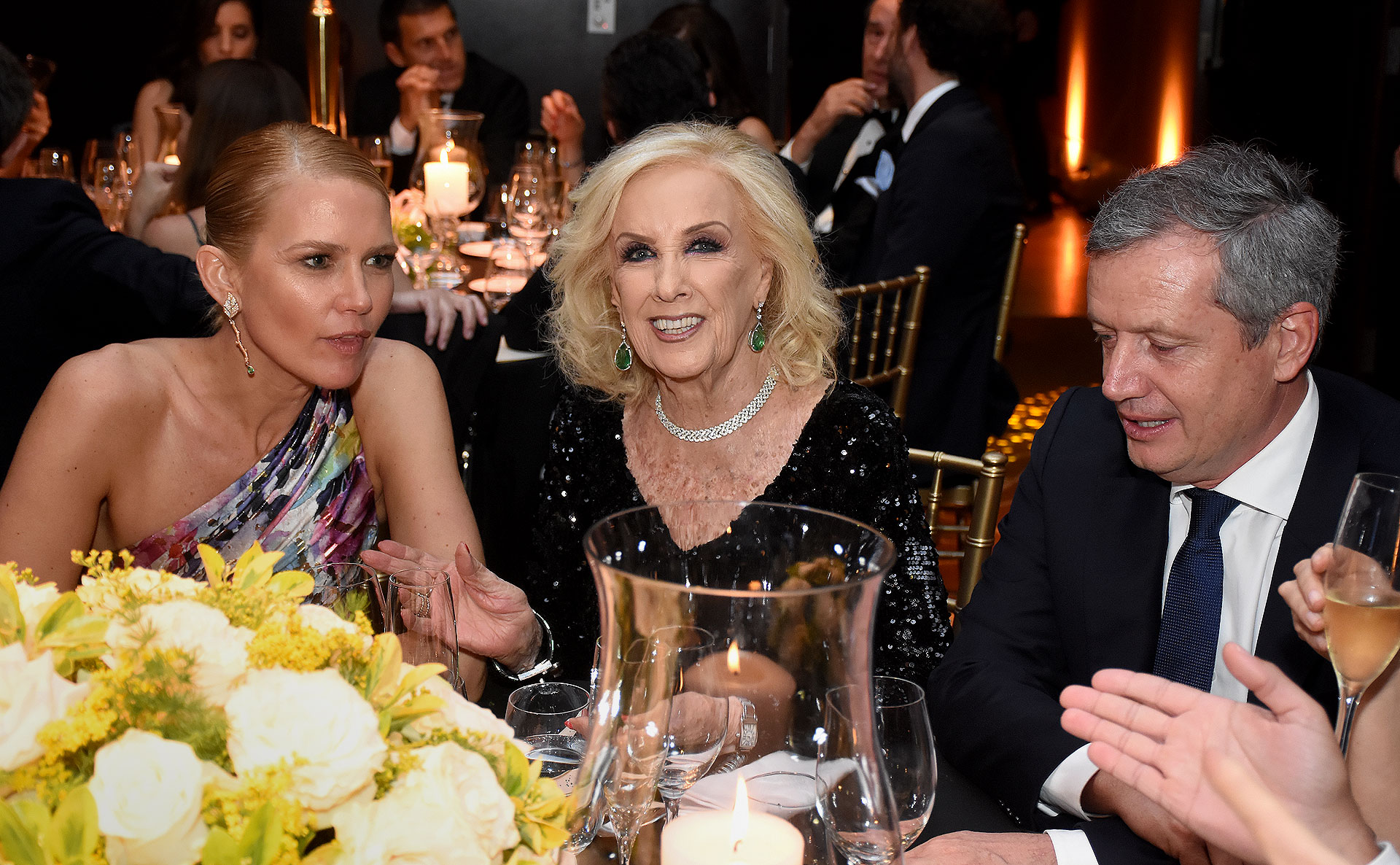 Valeria Mazza, Mirtha Legrand y Emilio Monzó