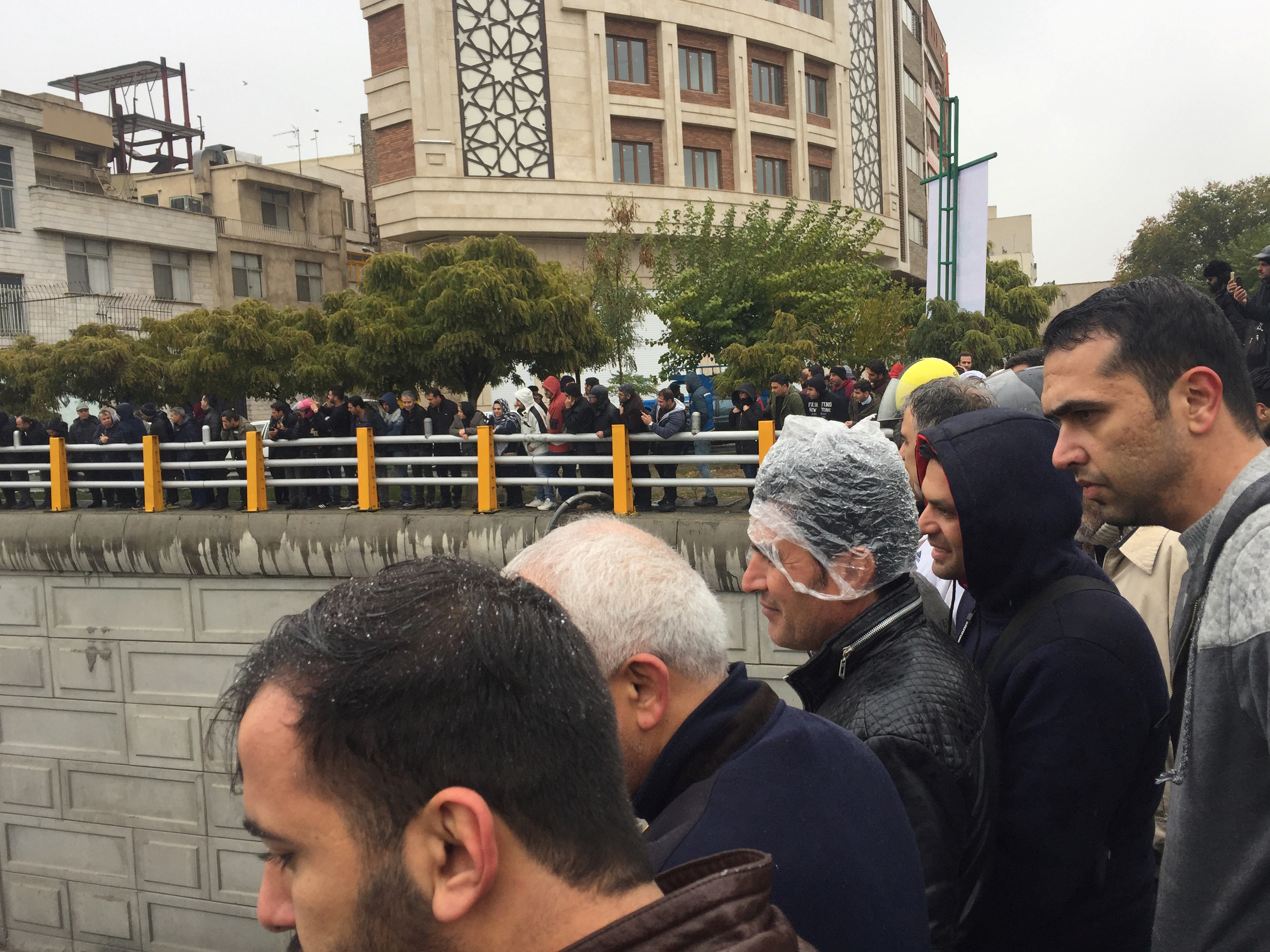 Miles de personas cortan una autopista en la capital de Irán