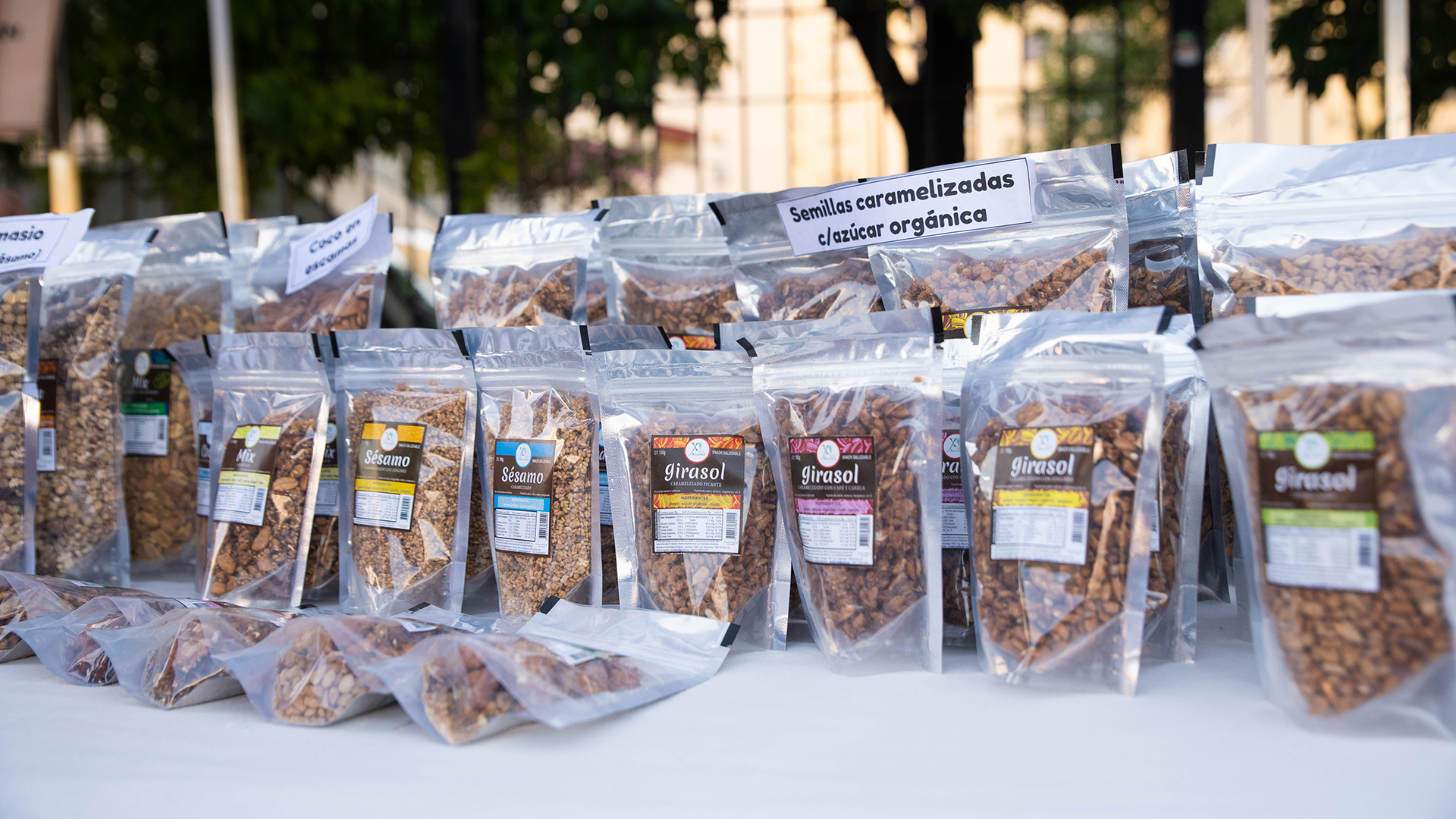 La Feria cuenta con Stands de emprendimientos gastronómicos, de abasto, de higiene, cosmética, cuidado corporal, refugios y activismo