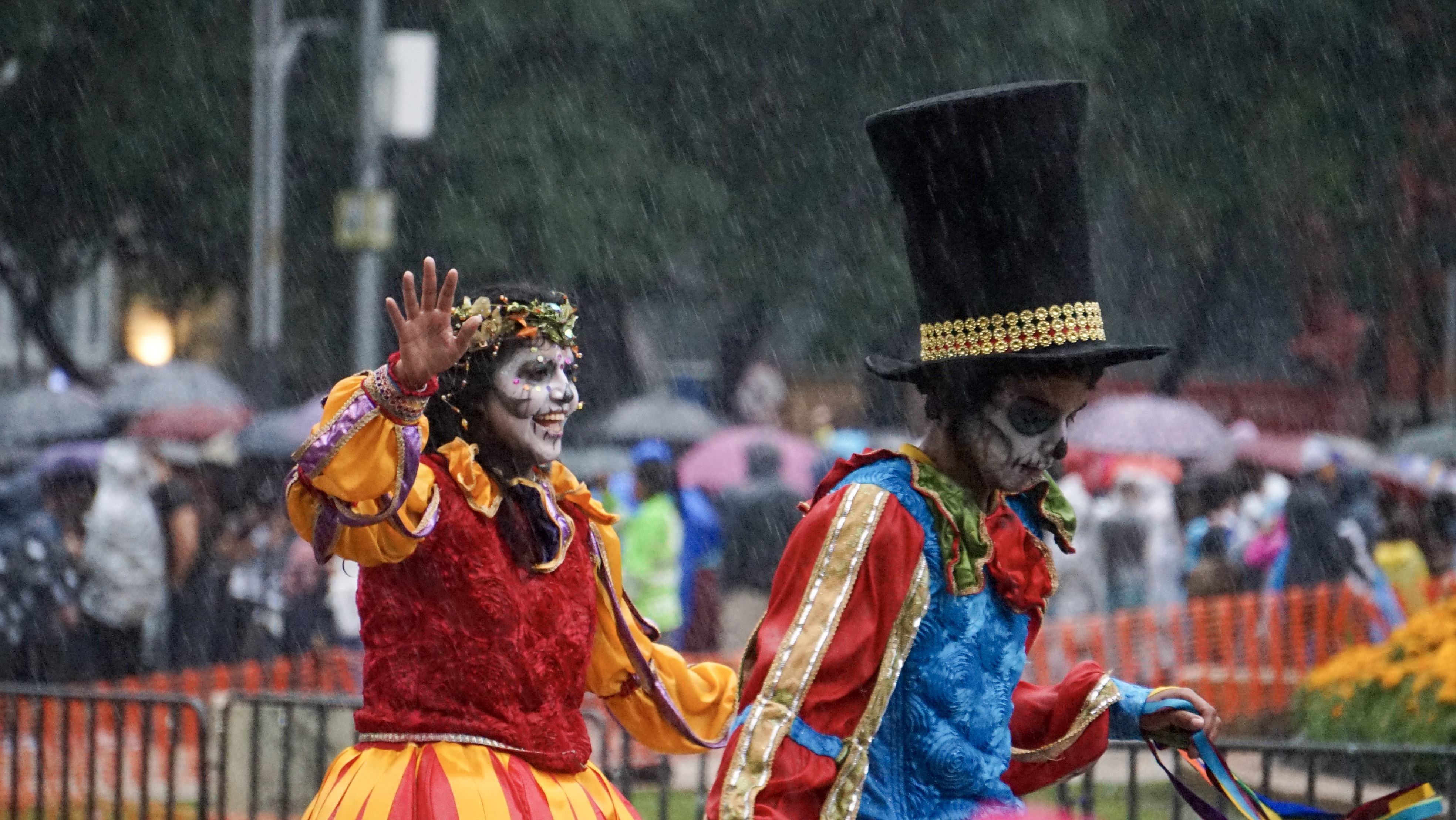 La lluvia aceleró el desfile, pero no logró que se cancelera ni que disminuyera el ánimo