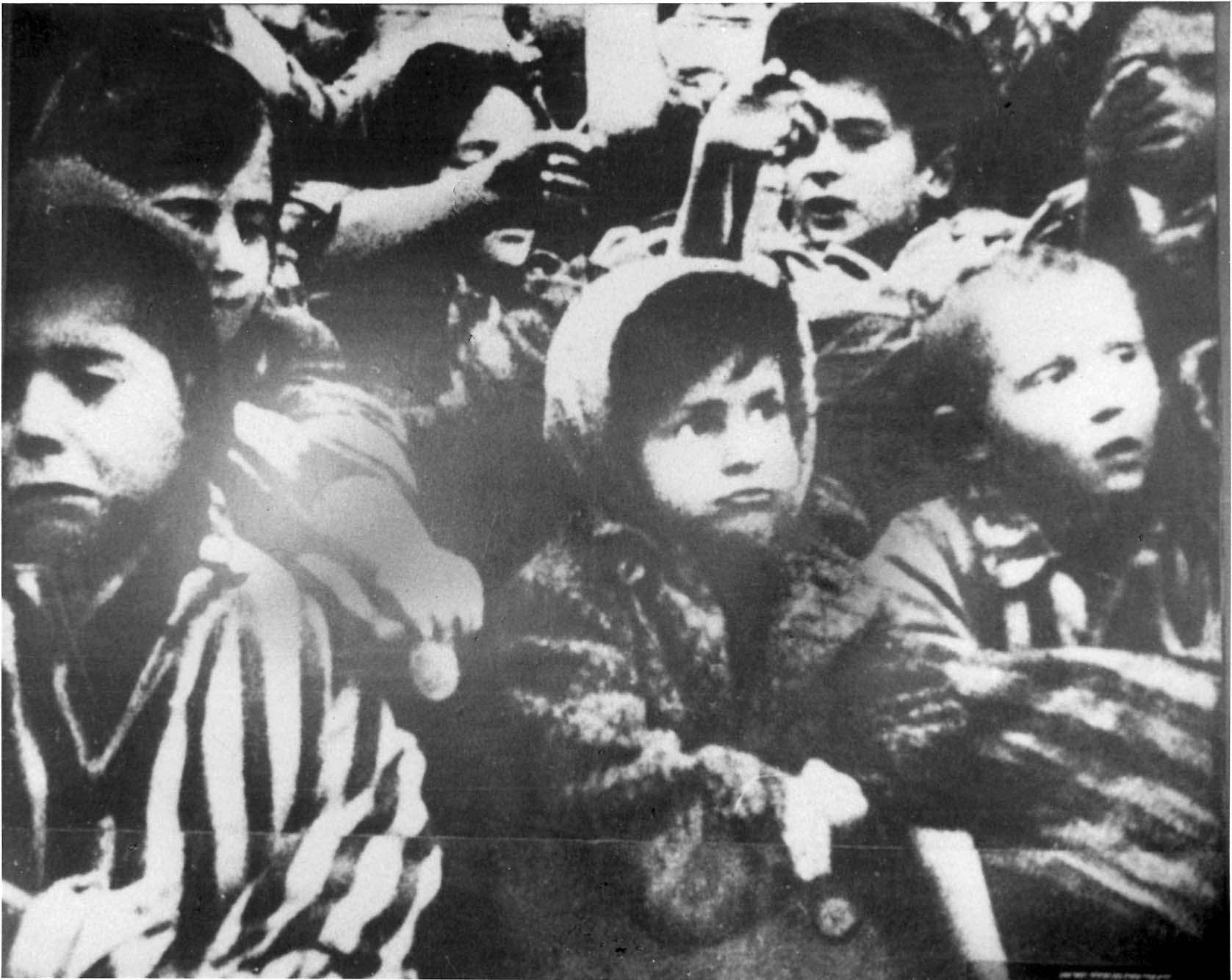 Un grupo de niños es liberado de su prisión.