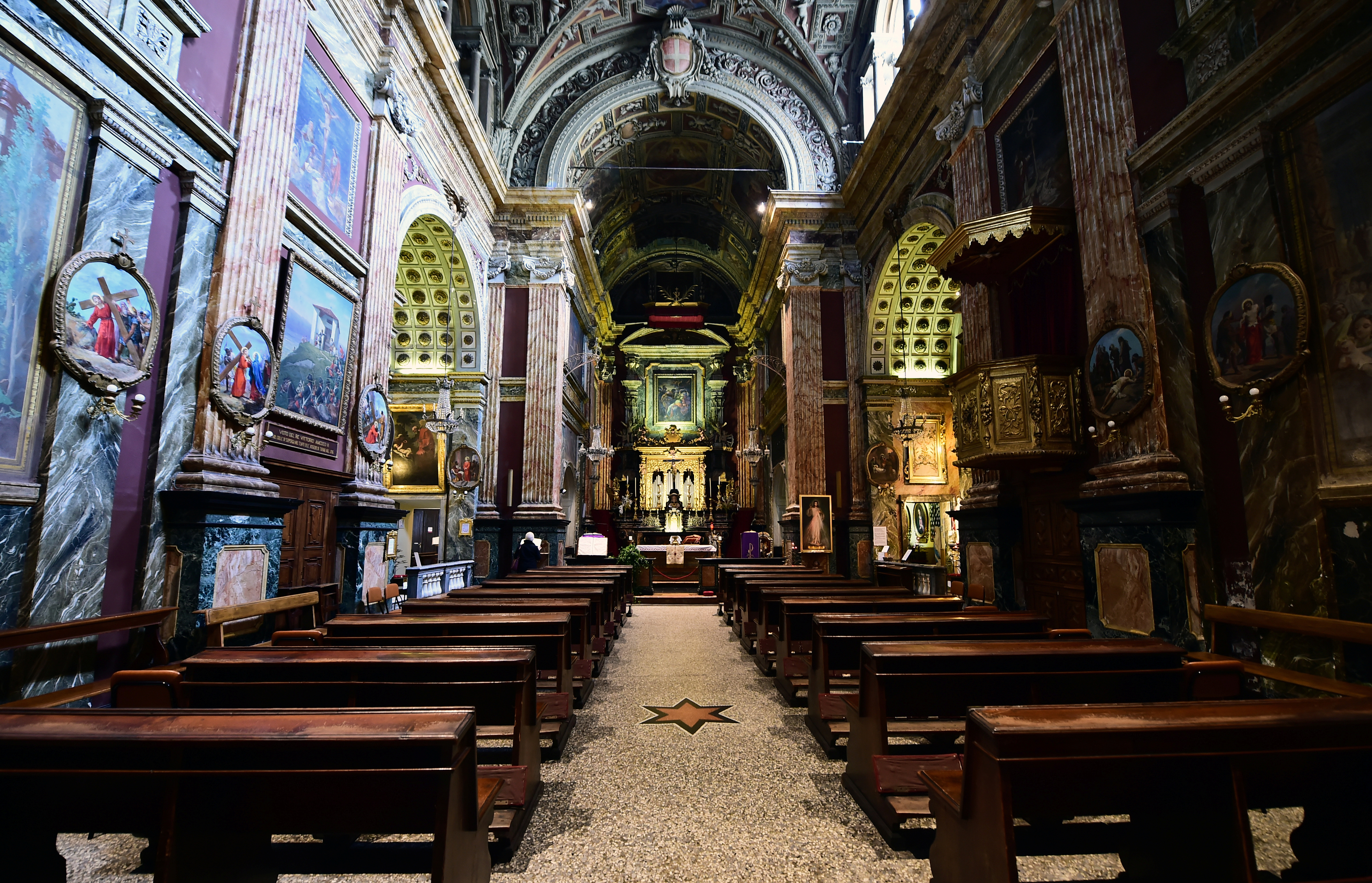 La iglesia de Santa Cristina se muestra después del decreto del gobierno de cerrar cines, escuelas e instar a las personas a trabajar desde su casa y no pararse a menos de un metro de distancia, en Turín, Italia, el 5 de marzo de 2020. (REUTERS / Massimo Pinca)