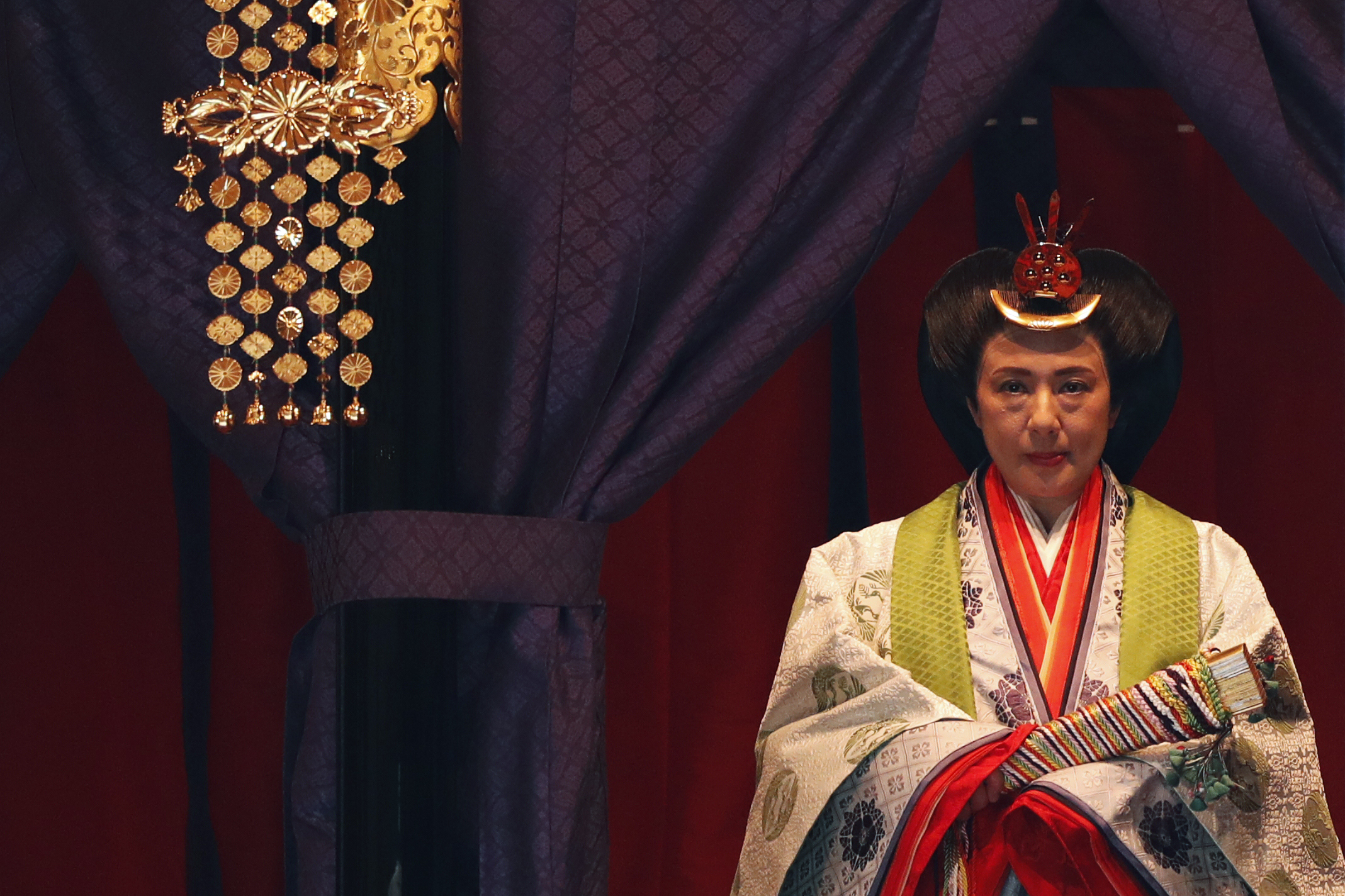  La emperatriz japonesa Masako hace su aparición durante una ceremonia para proclamar la entronización del emperador Naruhito al Trono del Crisantemo (AFP) 