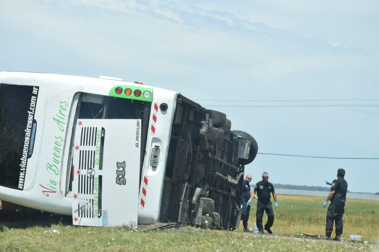 El ómnibus que conducía Maldonado volcó tras morder la banquina y chocar contra una alcantarilla