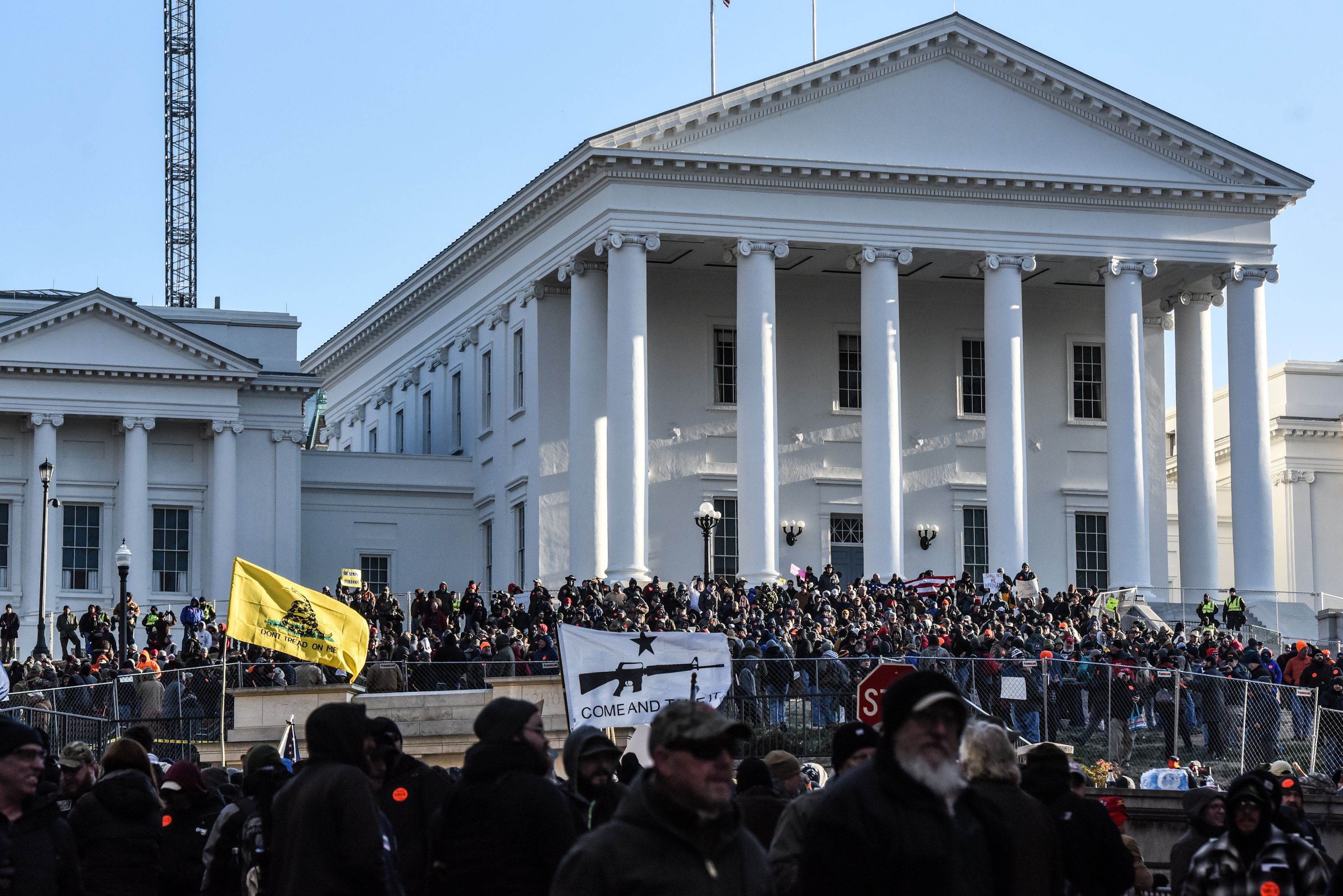 Una imagen del Capitolio en la que se puede apreciar el sector delimitado en el que estuvo prohibido la portación de armas durante la manifestación (REUTERS/Stephanie Keith)