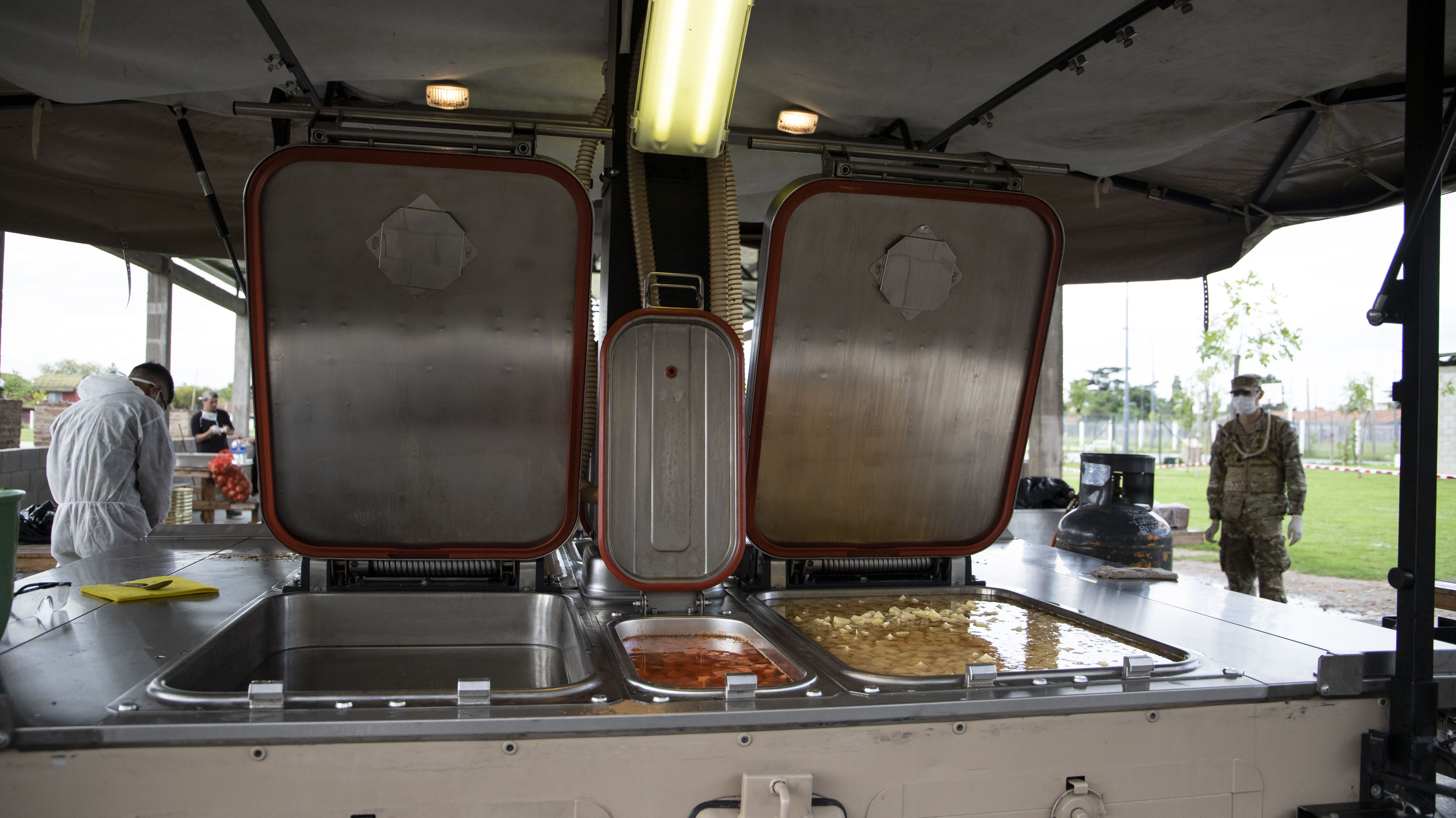 El Ejército llevó las cocinas de campaña que les permiten a los cocineros preparar comida en cantidad