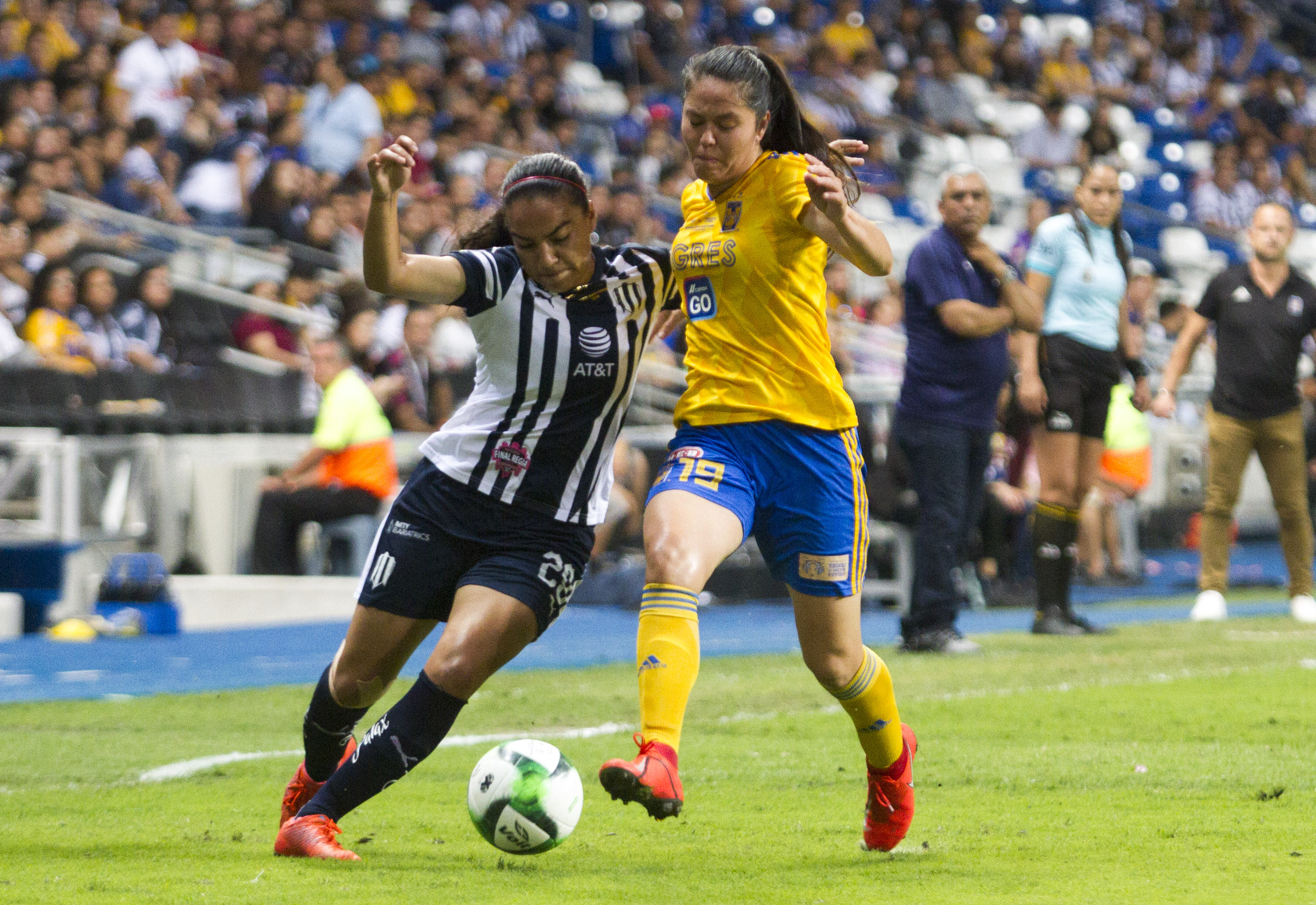 Monterrey, Nuevo León, 13 de mayo 2019, Vanessa López del equipo de las Rayadas del Monterrey, se disputa el balón con Blanca Solís del equipo de Tigres Femenil, en el estadio BBVA Bancomer, en el partido de la final de la Liga MX Femenil, Clausura 2019 (Foto: Cuartoscuro)