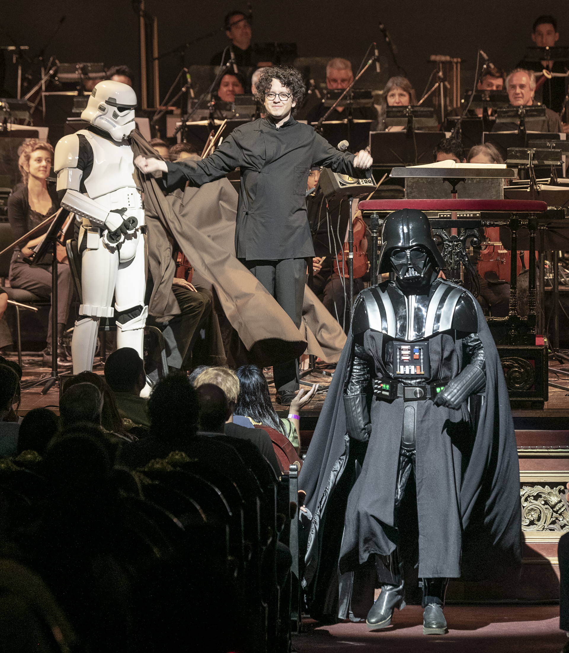 El fabuloso concierto sinfónico fue interpretado por la Orquesta Estable del Teatro Colón, bajo la dirección musical del maestro brasileño Thiago Tiberio, mientras en simultáneo se proyectaba la primera y más icónica película de la saga, con la banda de sonido compuesta por John Williams