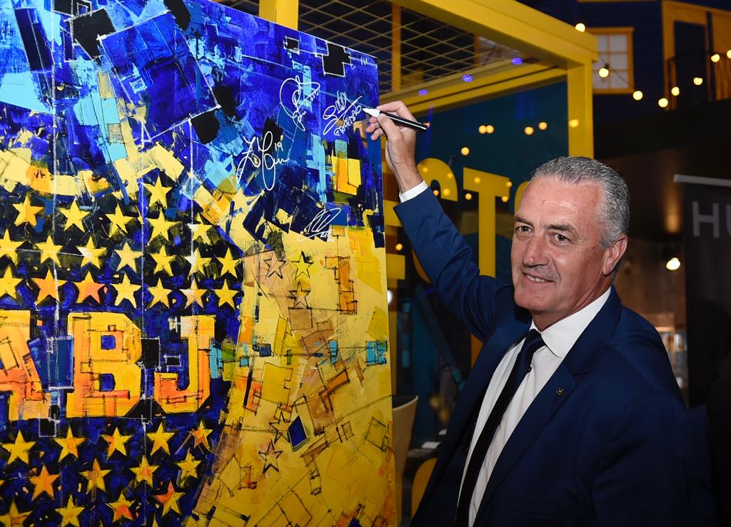 Gustavo Alfaro, junto con todo su cuerpo técnico, también dijo presente en el evento (@BocaJrsOficial)