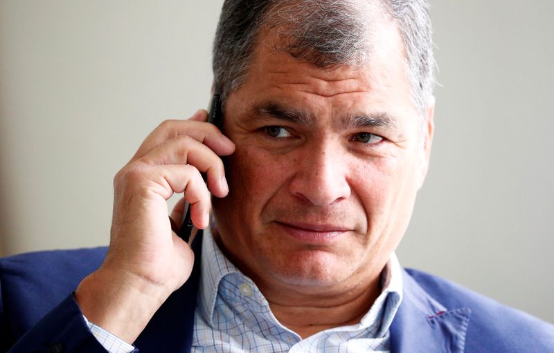 Foto de archivo del expresidente de Ecuador Rafael Correa hablando por teléfono antes de una entrevista con Reuters en Bruselas.
Oct 8, 2019. REUTERS/Francois Lenoir