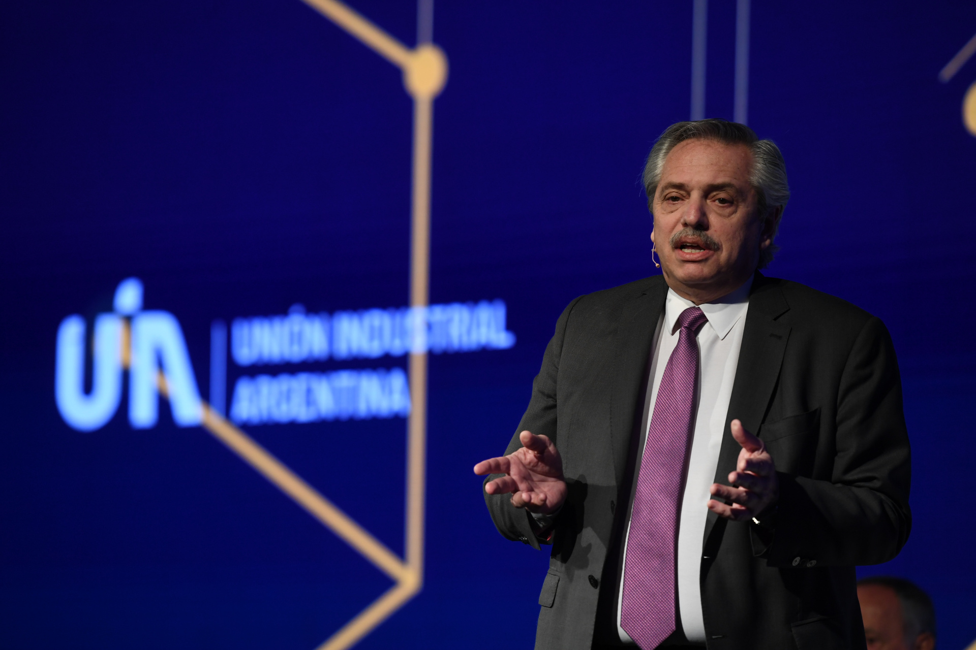 Alberto Fernández frente a representantes del sector industrial y gremial