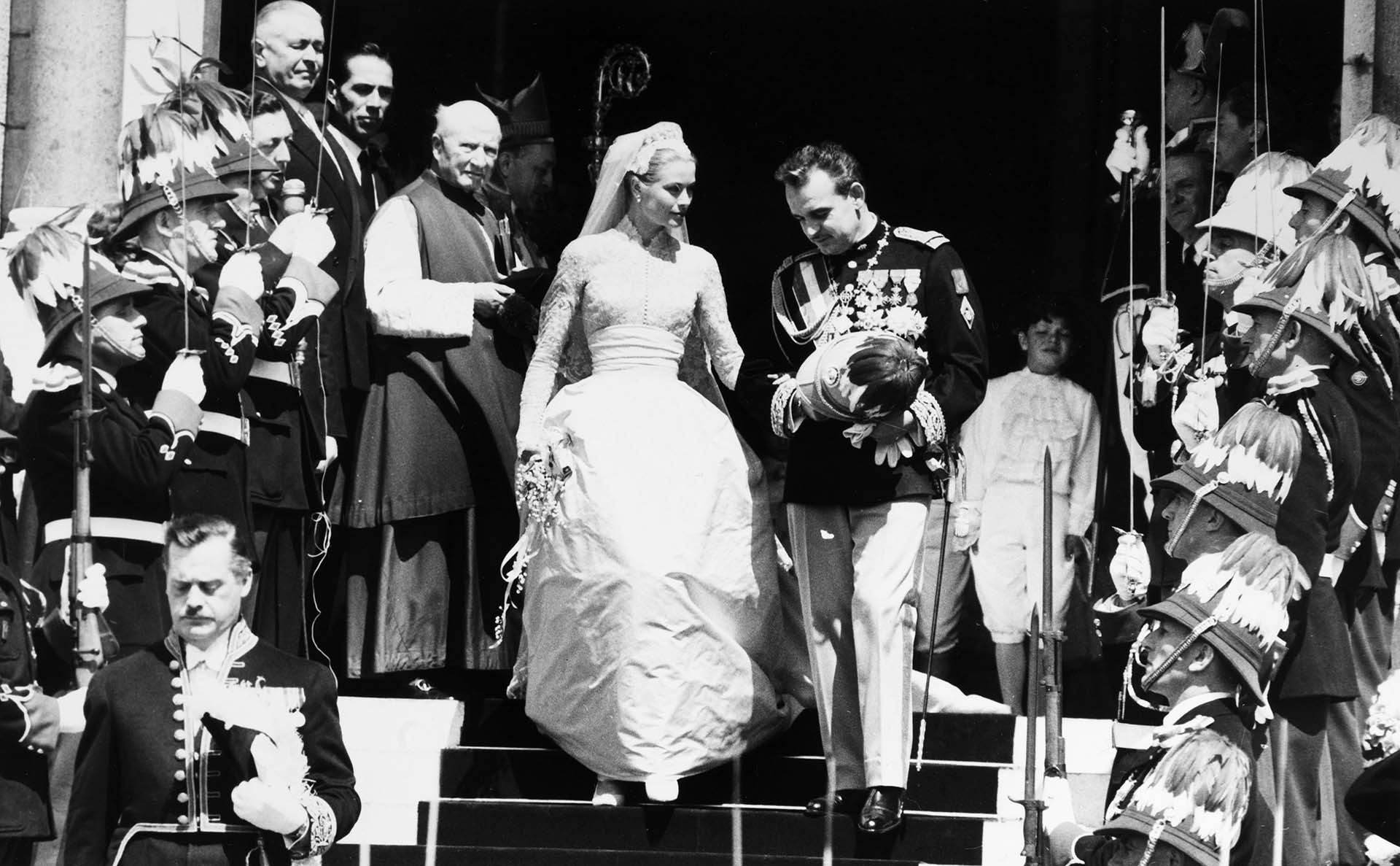 Grace Kely lució un vestido diseñado por Chrsitian Dior en la fastuosa boda en el principado el 19 de abril de 1956 (Shutterstock)