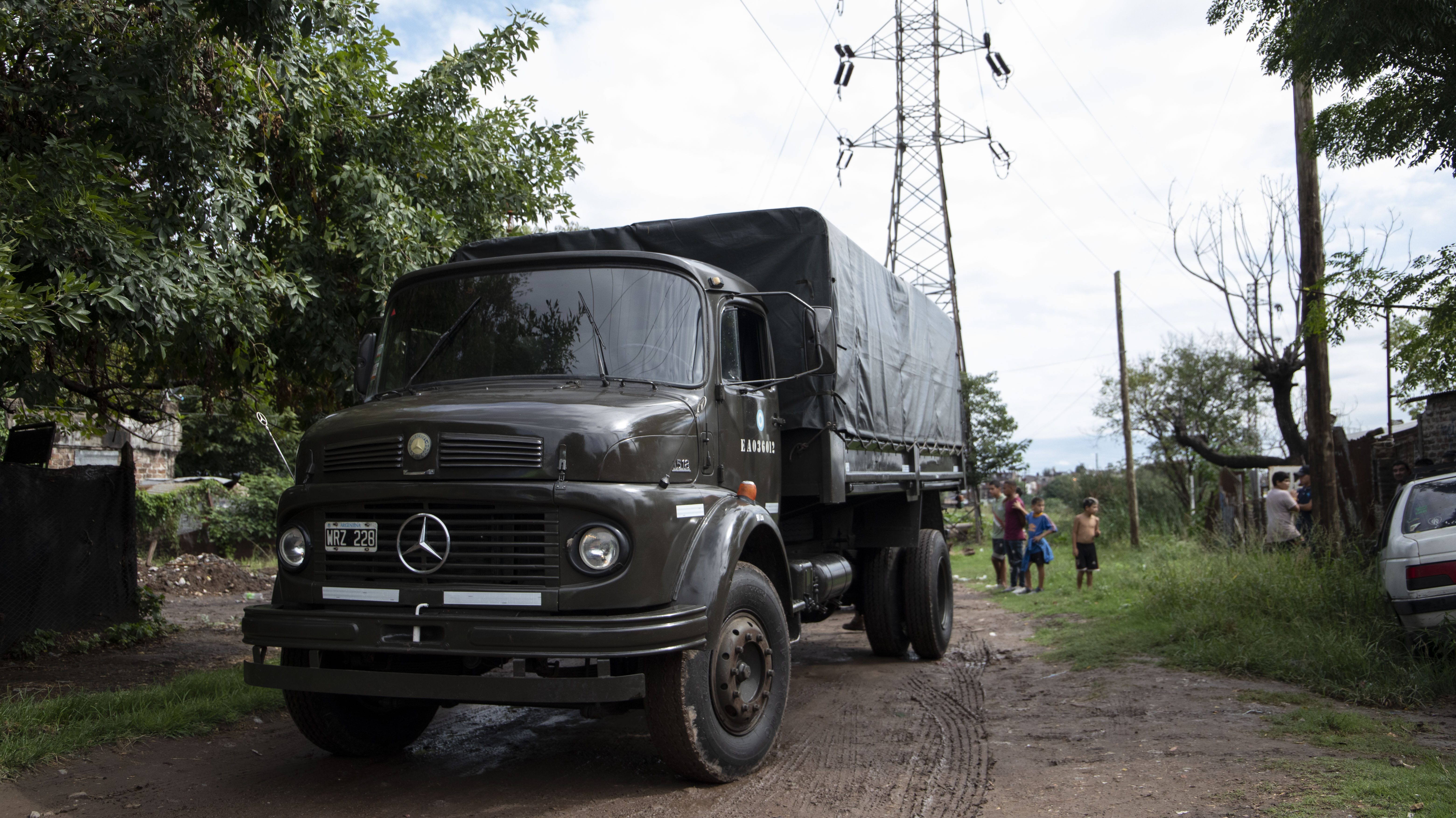 Los camiones del Ejército ingresaron a los barrios más pobres del municipio