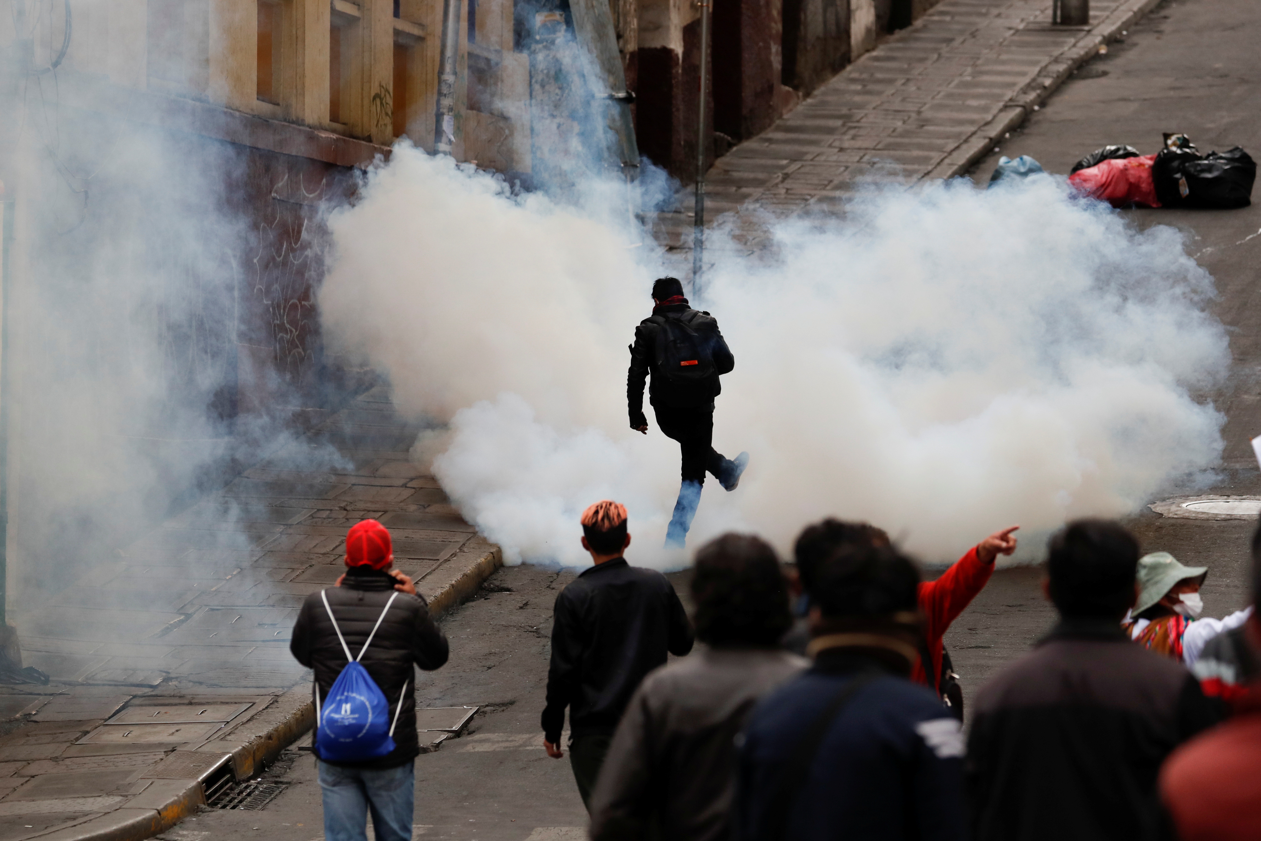 Los choques se registraban a tres cuadras de la plaza Murillo, donde simultáneamente Áñez nombraba a su nuevo mando militar