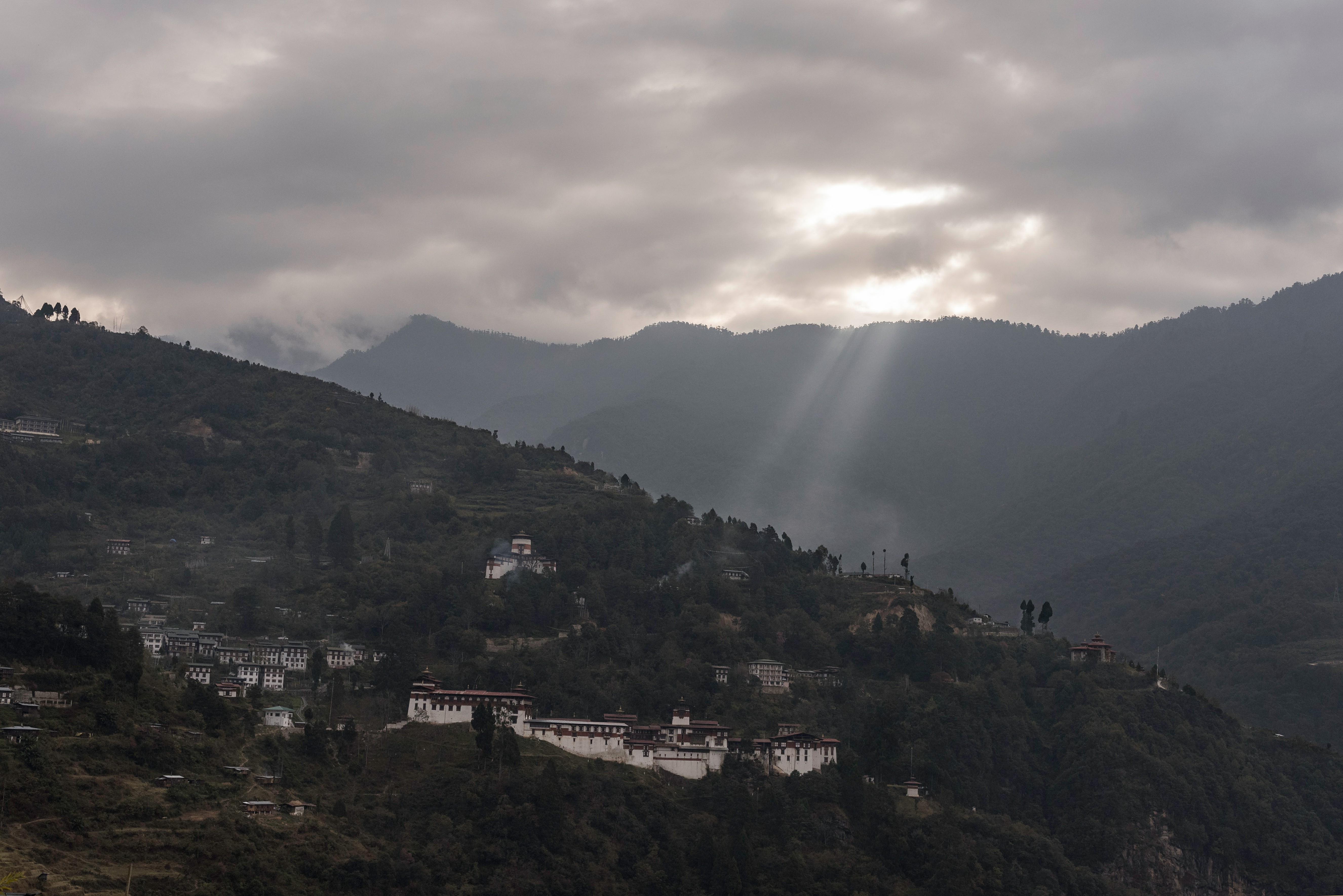 Tenues rayos de sol iluminan el Dzong de Trongsa, una de las localidades más atractivas de Bután