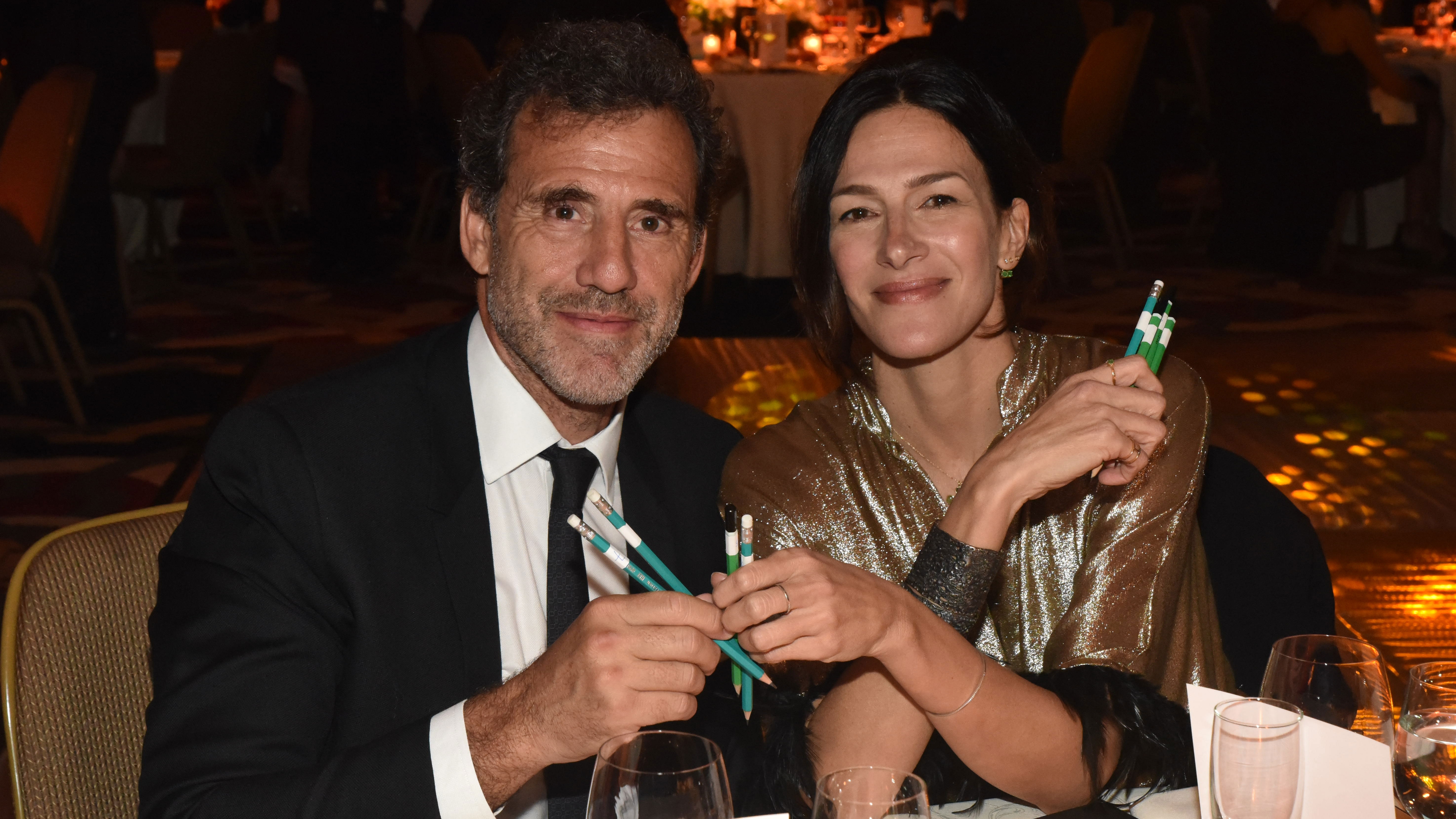 Alejandro Pueyrredon y Dolores Trull con los lápices que se vendieron para recaudar fondos para DISFAM y participar de un sorteo