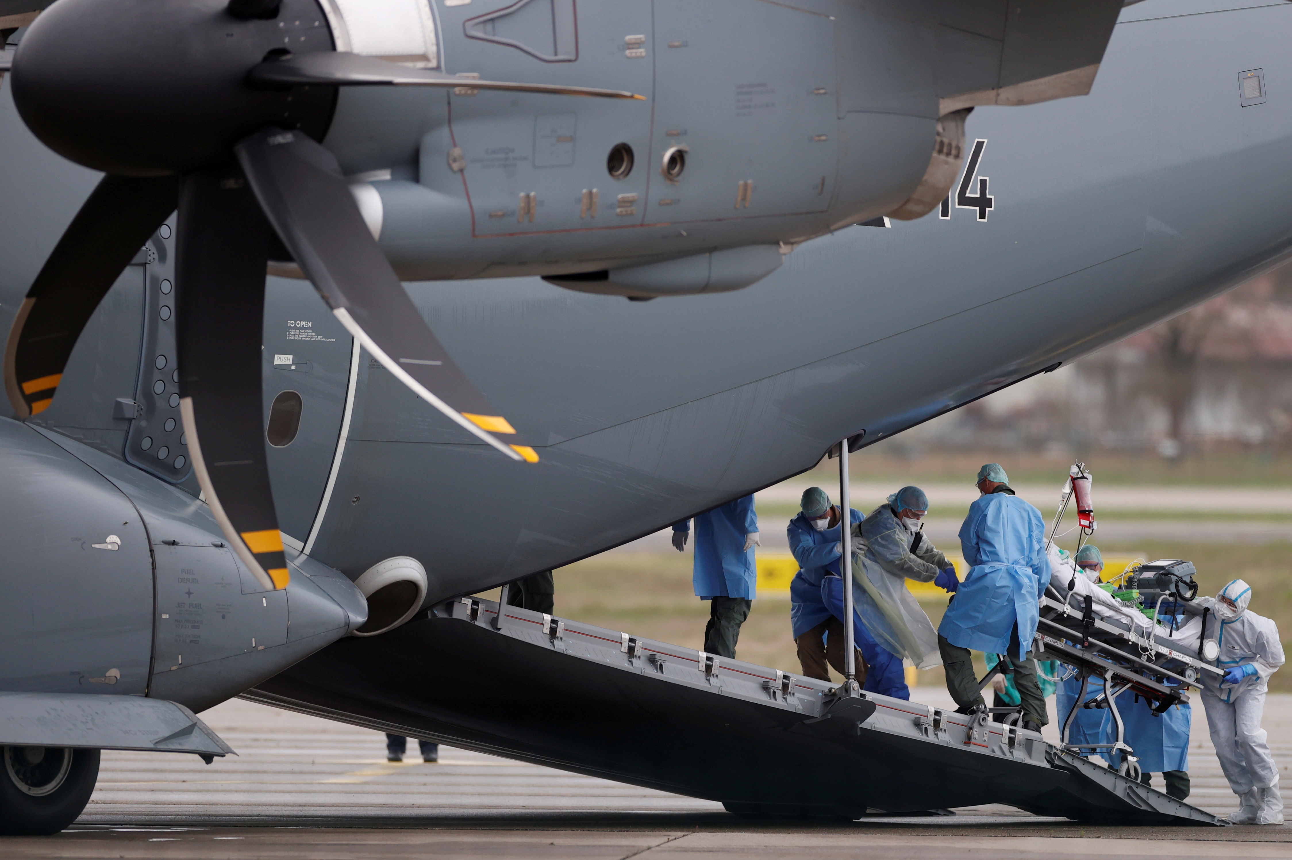 Un paciente es llevado en camilla a un avión militar alemán durante una operación de traslado (REUTERS/Christian Hartmann)
