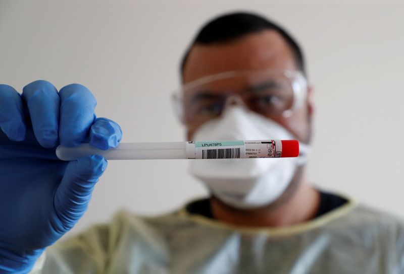 Con la pandemia de coronavirus que empeora día tras día y algunas regiones como Japón comienzan a ver un aumento en nuevos casos, la exploración de nuevos tratamientos podría ser esencial para contener el virus (REUTERS)