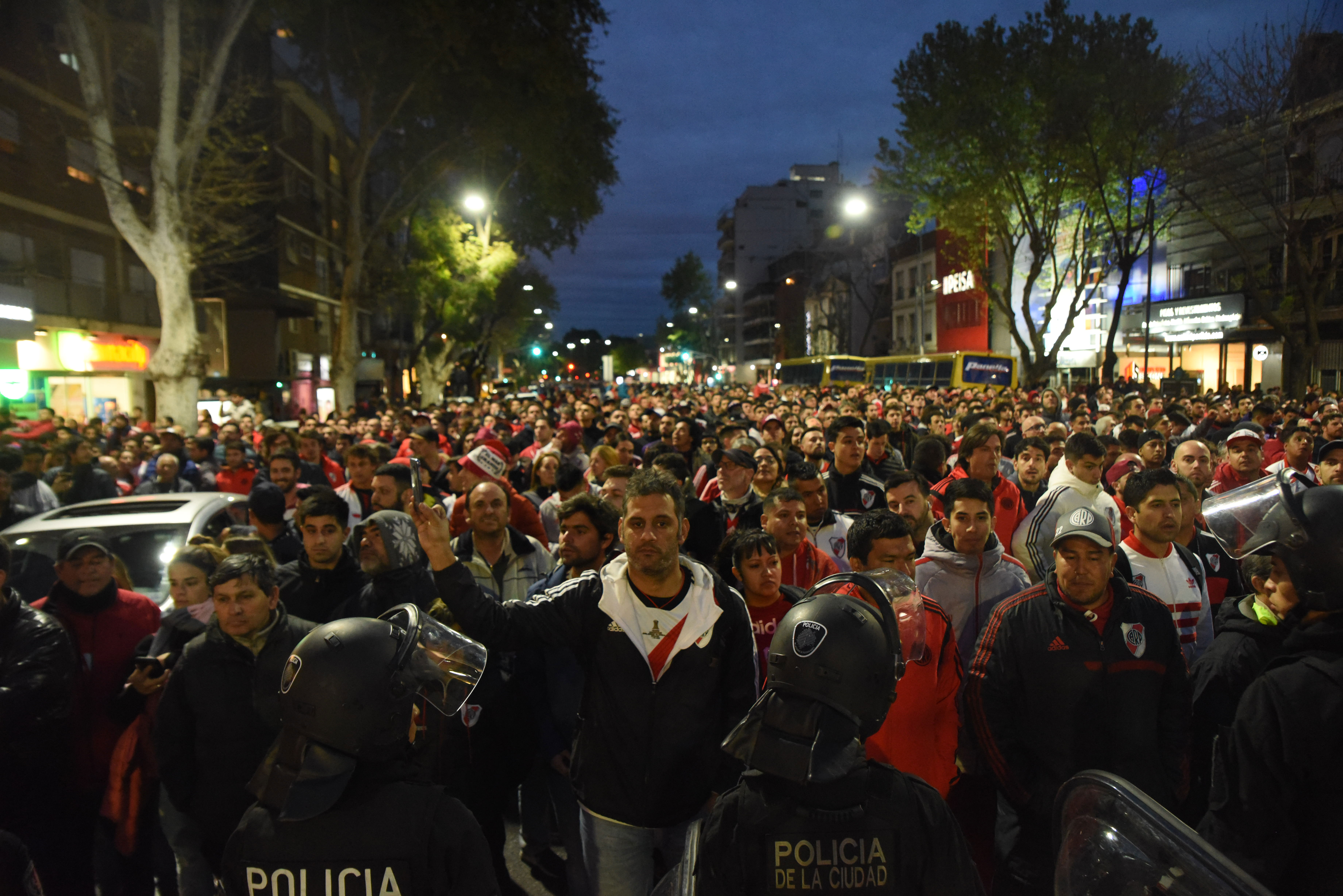 El partido comenzó a las 21:30
