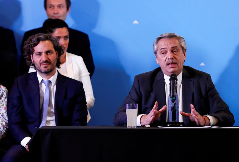 El presidente Alberto Fernández, junto al jefe de Gabinete, Santiago Cafiero. (Reuters)
