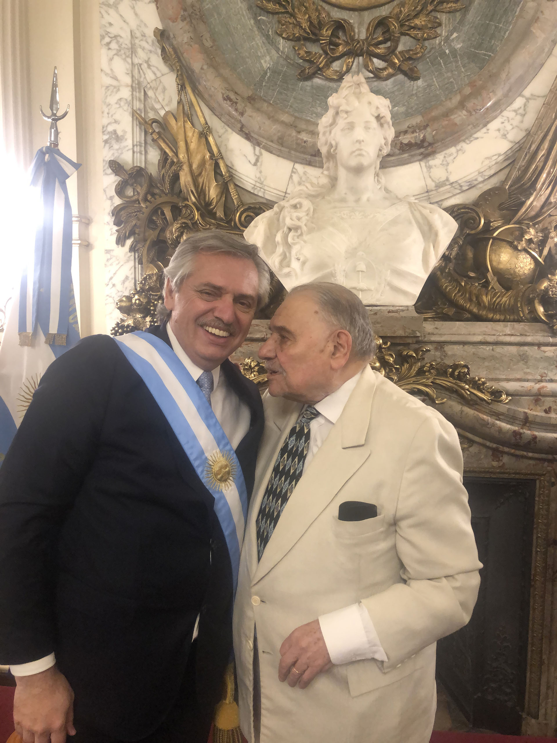 El presidente con Roberto Di Sandro, el decano de periodistas en Casa Rosada